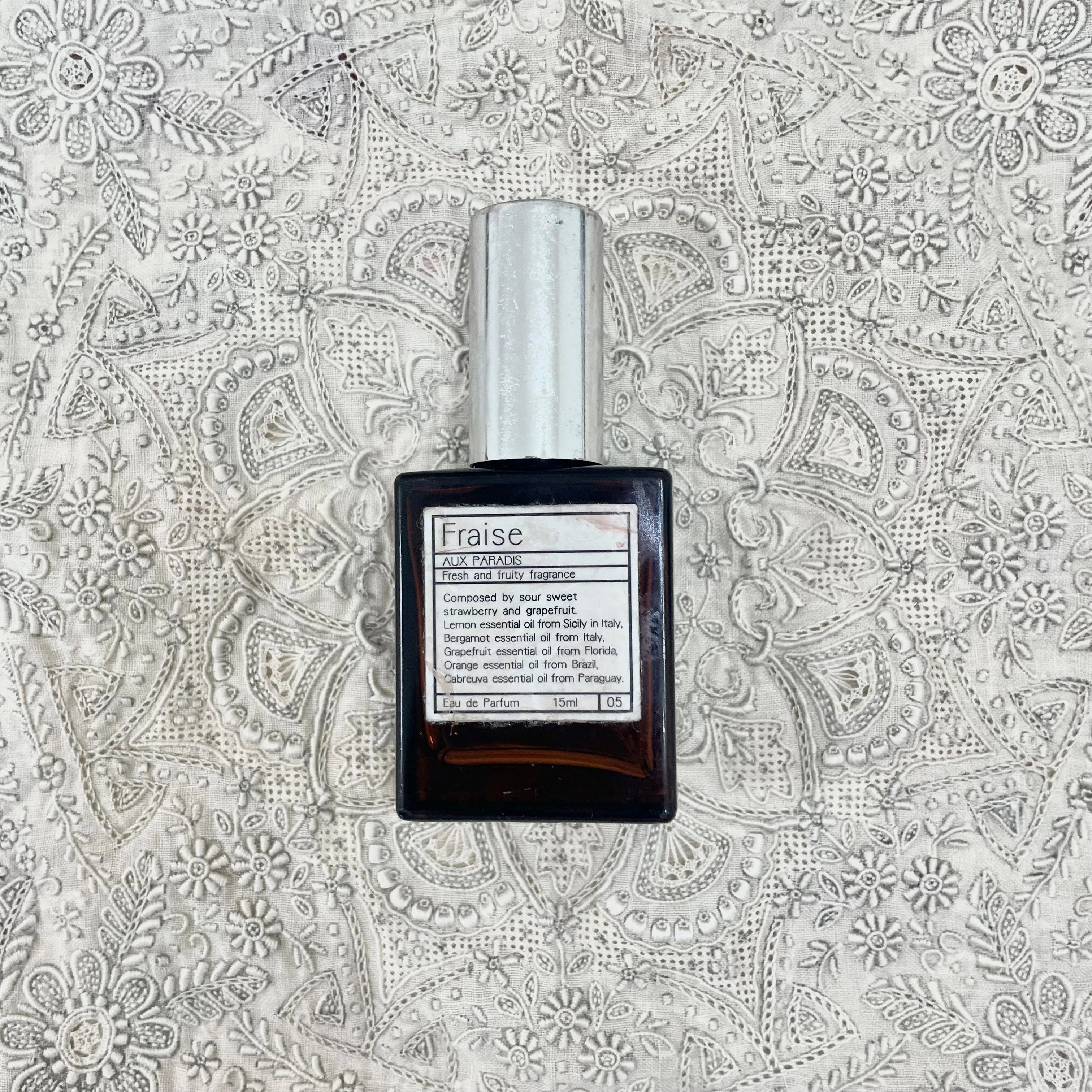 AUX PARADIS(オゥパラディ）の香水。茶色のボトルがおしゃれ。
