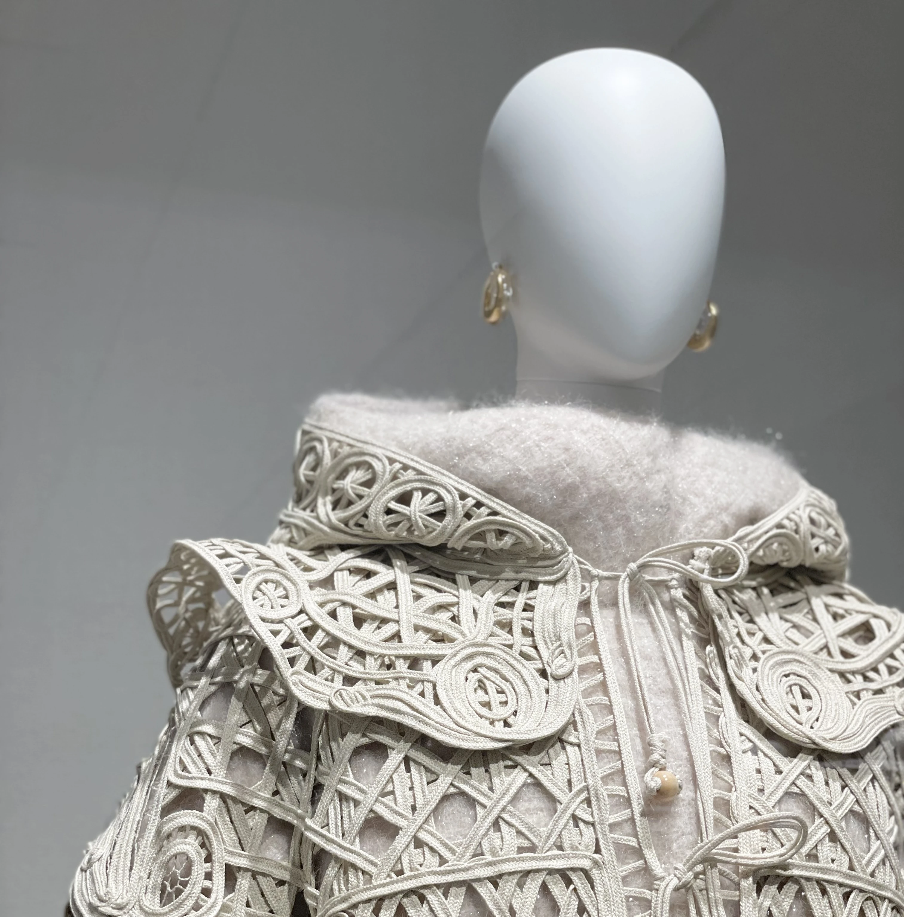 「Mamekurogouchi」2020AWの『Embracing』というコレクションで登場した、花籠から着想を得て制作されたジャケット。