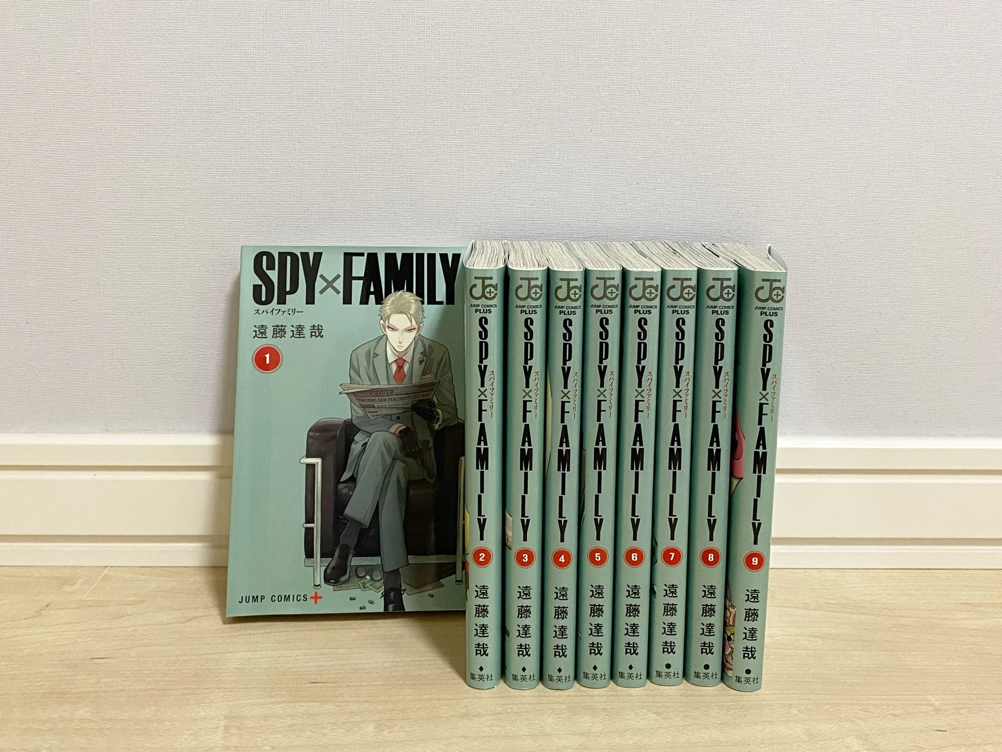 ジャンプ＋で人気の漫画「SPY×FAMILY」の単行本が１巻から９巻が並んでいる写真です。