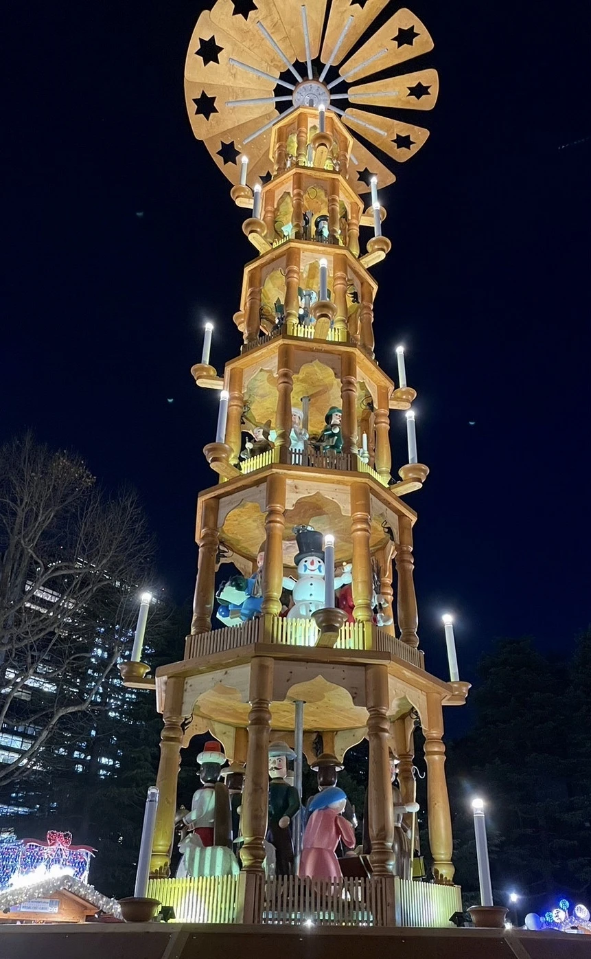 東京クリスマスマーケット　クリスマスピラミッド　クリスマスツリー