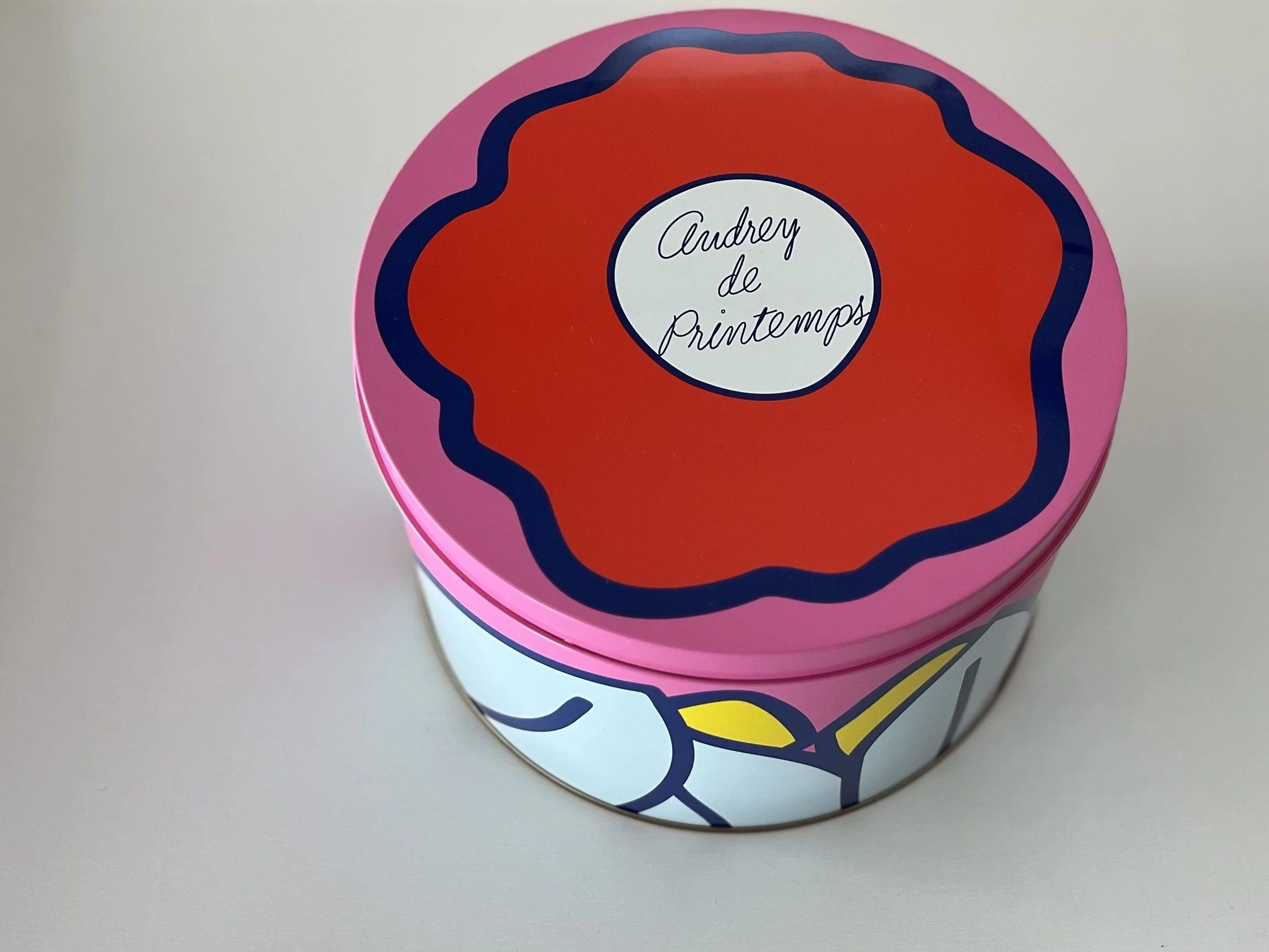 オードリーのバレンタイン特別販売　スペシャル缶（L）