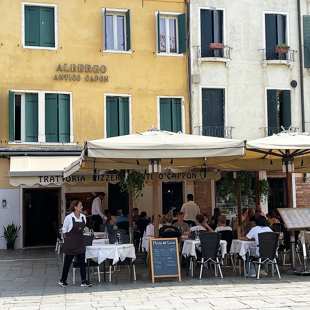 サンタ・マルゲリータ広場にある「trattoria pizzeria Antico Capon」