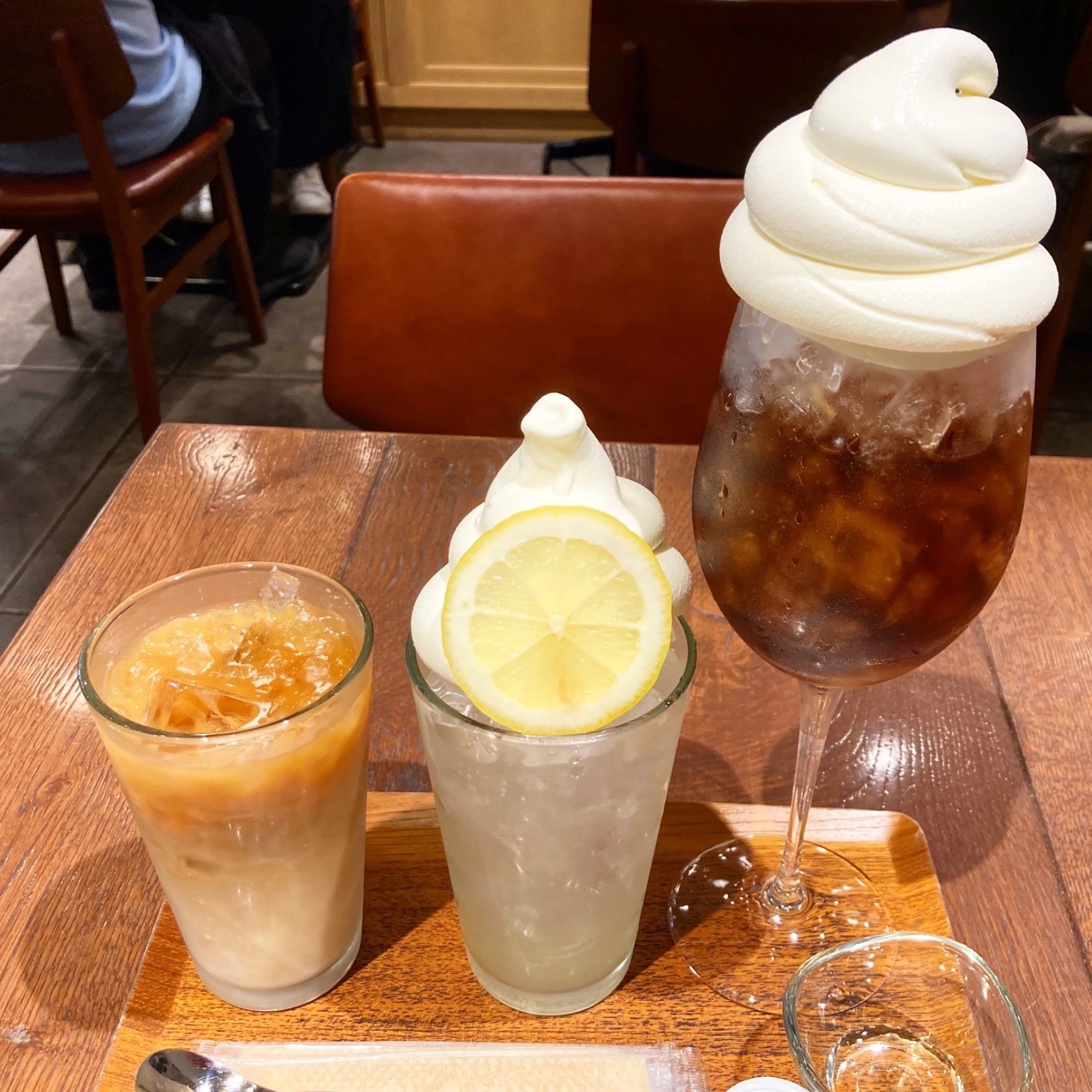 カフェオレ(アイス)、銀河堂ソフトのクリームソーダ(レモン)、コーヒーフロート