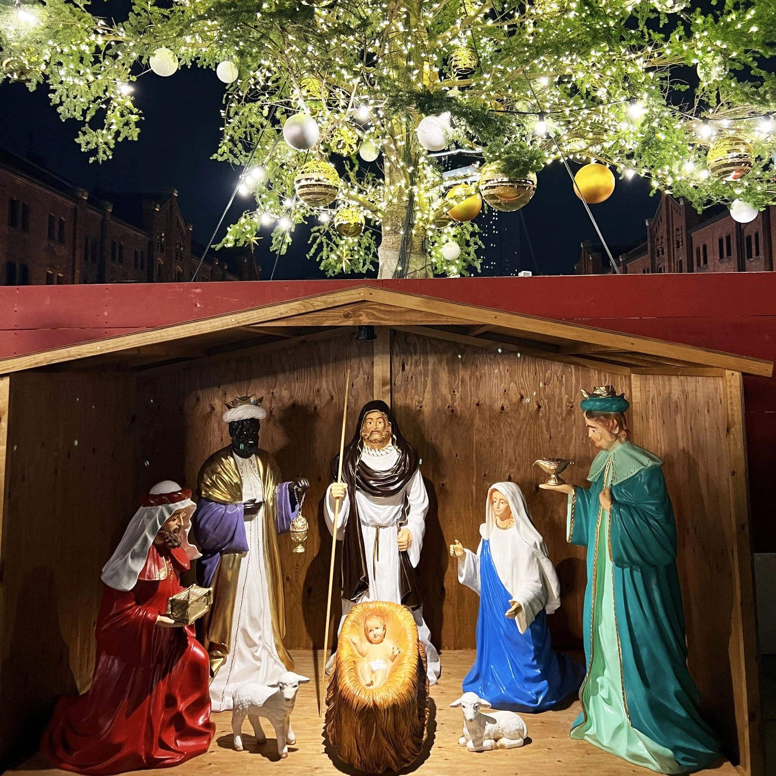 横浜赤レンガ倉庫のクリスマスマーケット　ツリーの足元には、リアルにキリスト生誕場面を表現した馬小屋。