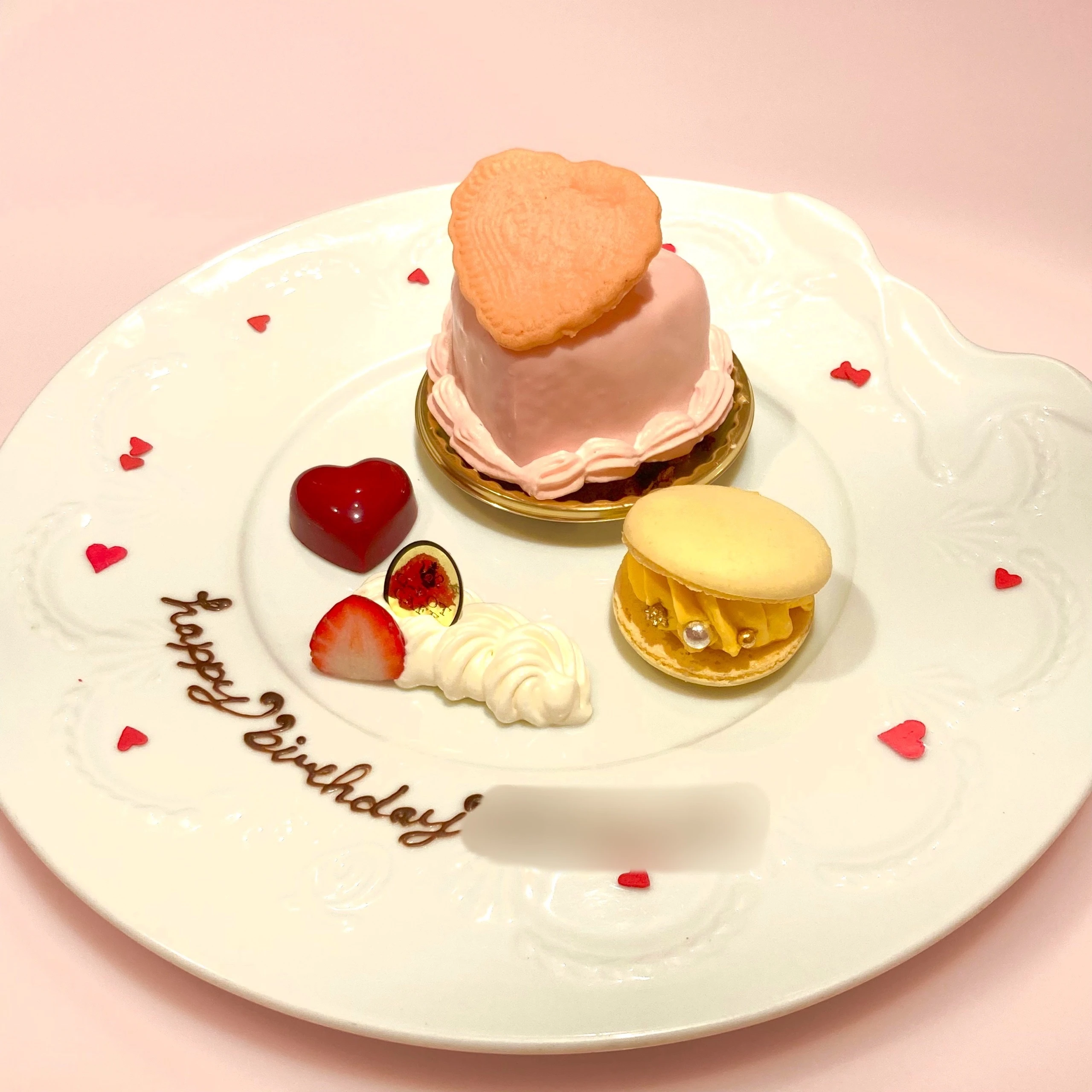 Q-pot CAFE.「Dreamy Heart ケーキプレート」。ピンクのハートケーキにレモンのマカロン。
