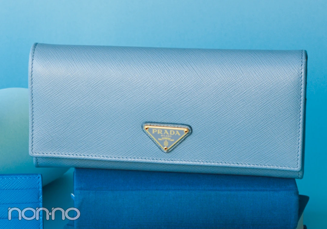 ミニ財布を買うならプラダ♡ 新作のブルーが素敵すぎる！【20歳からの名品】_1_3-1