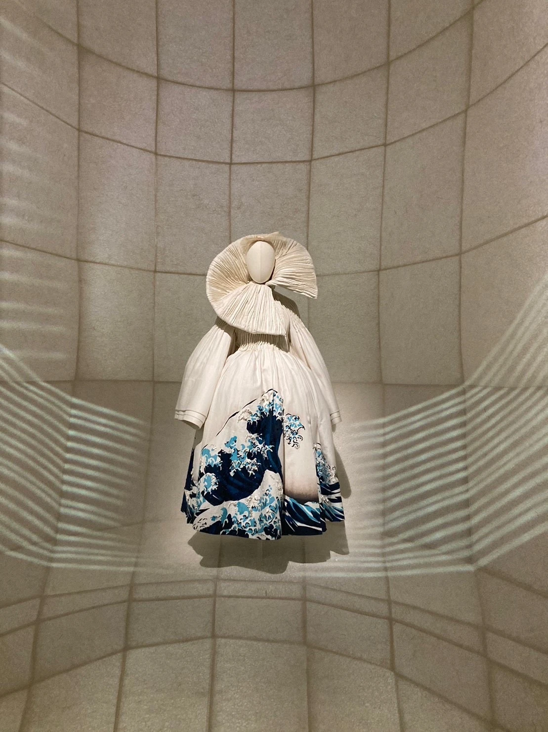 ジョン・ガリアーノによる葛飾北斎の浮世絵をモチーフにしたドレス