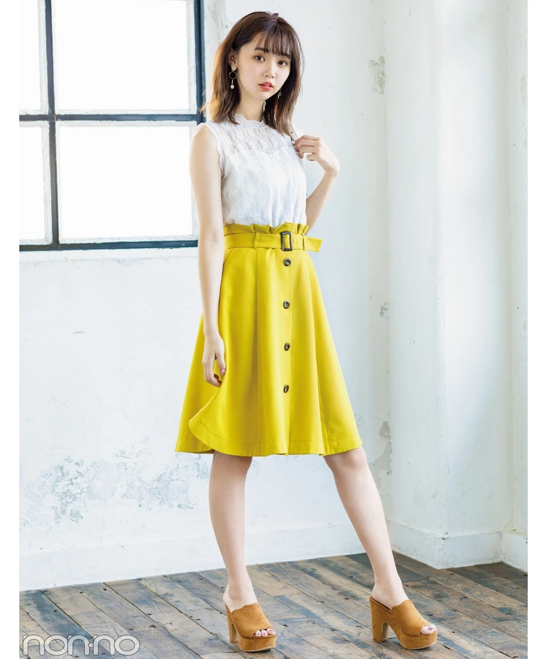 【夏のノースリーブコーデ】江野沢愛美は、前ボタンスカートで脚長コーデ