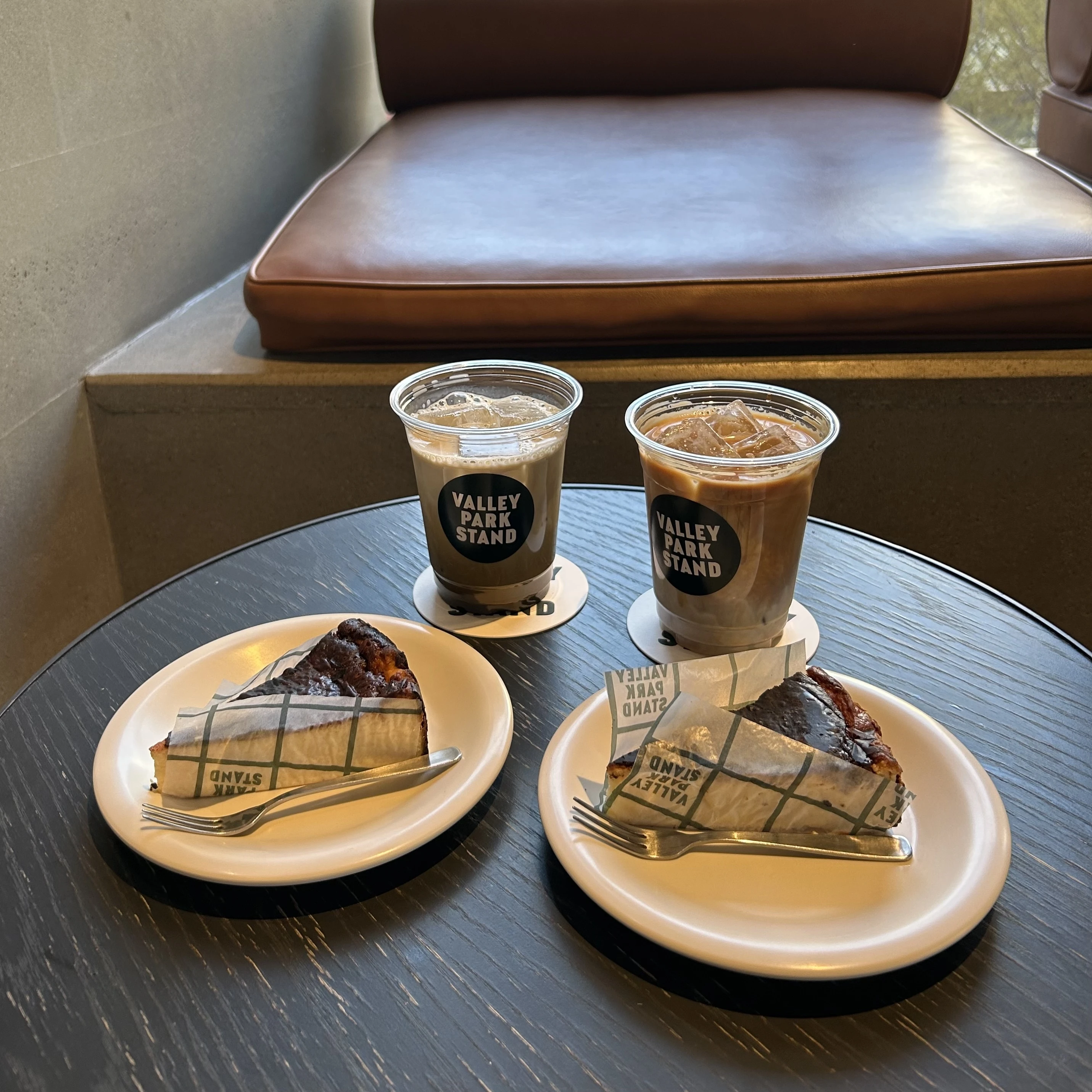 宮下パークのValleyparkstandのバスクチーズケーキとドリンクが2つずつ置いてあります。
