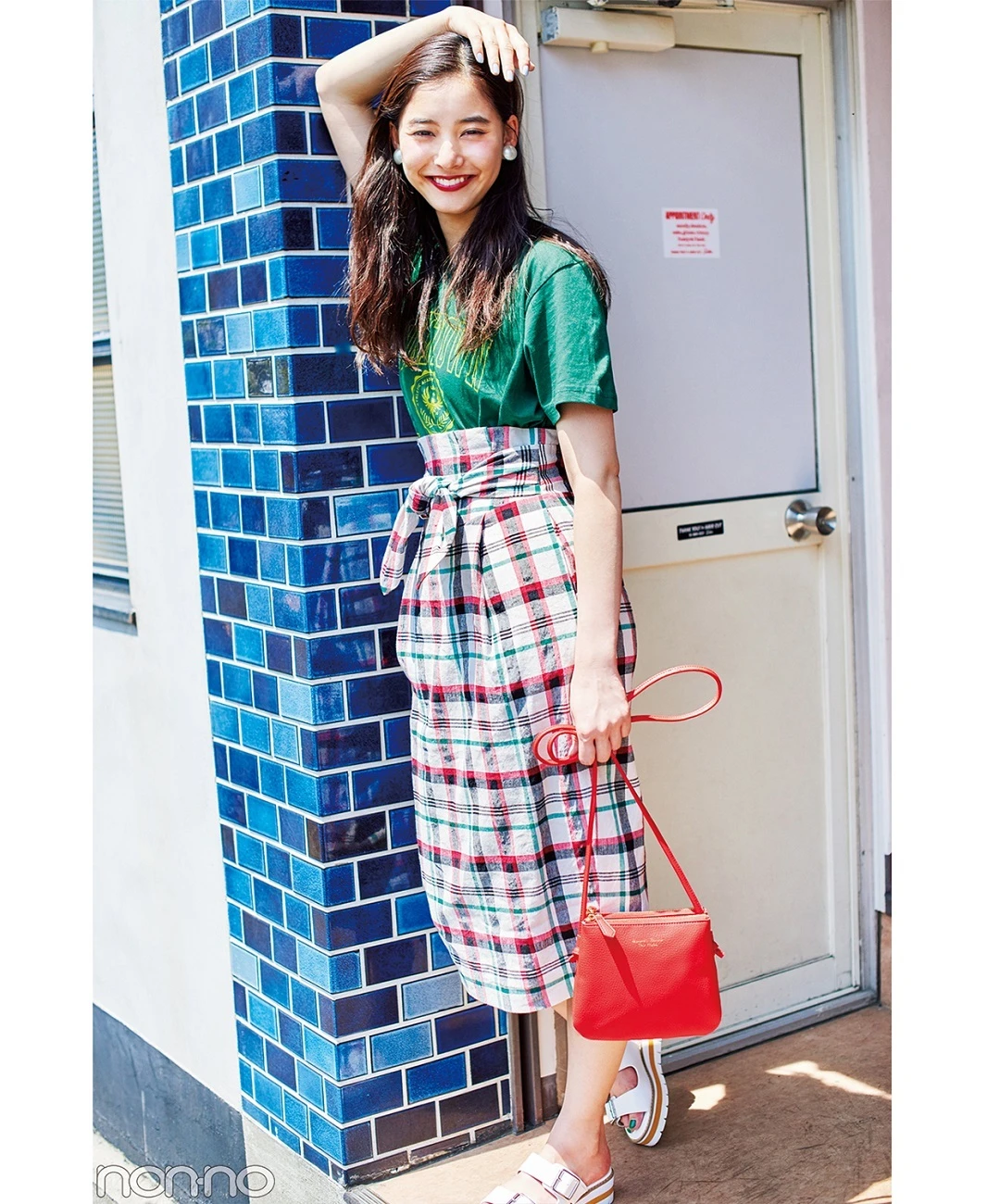 【夏のTシャツコーデ】木優子は、チェック柄タイトと赤バッグで派手に盛って個性を発揮！