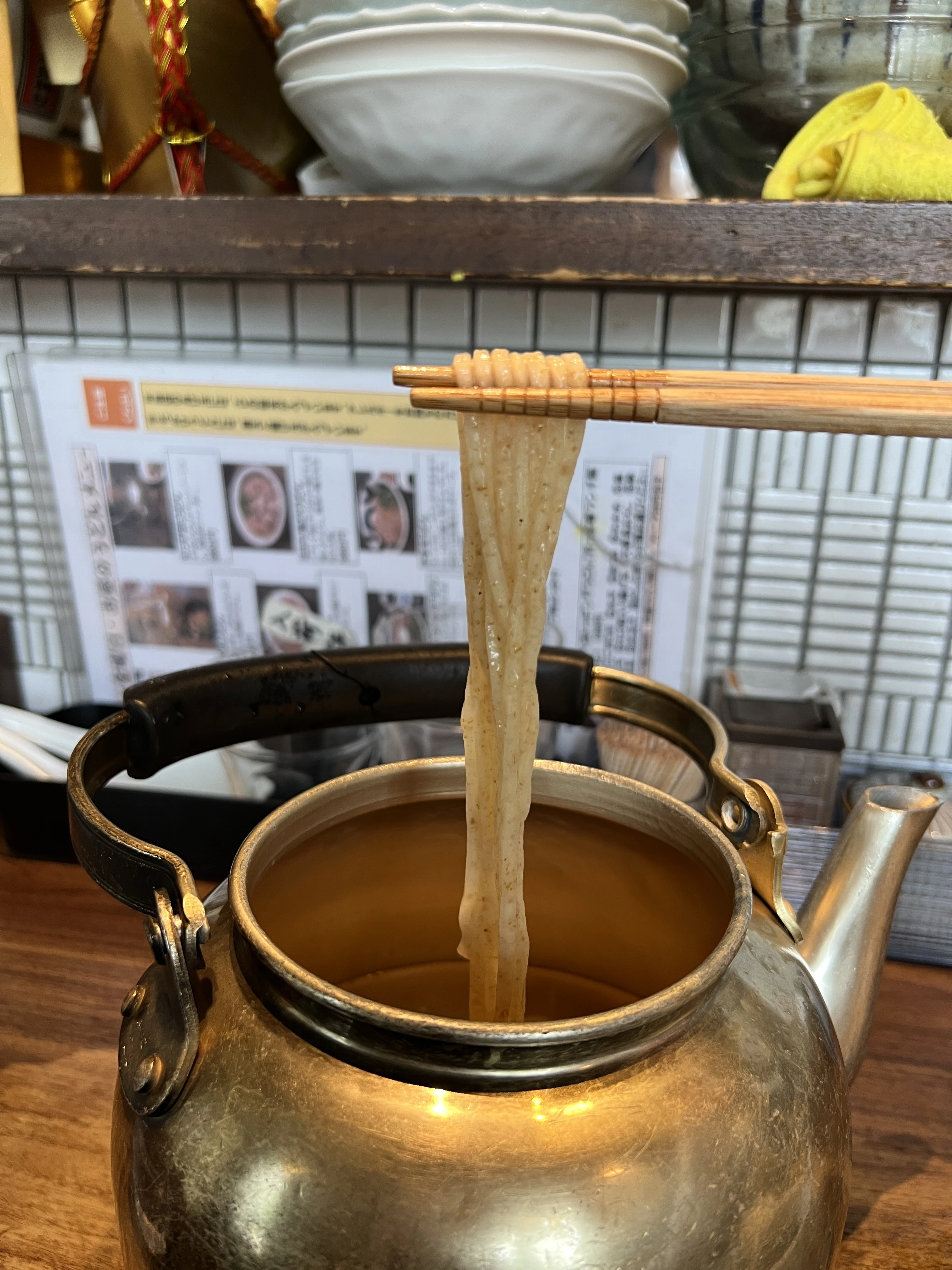 麺は胚芽入りの茶色い麺。