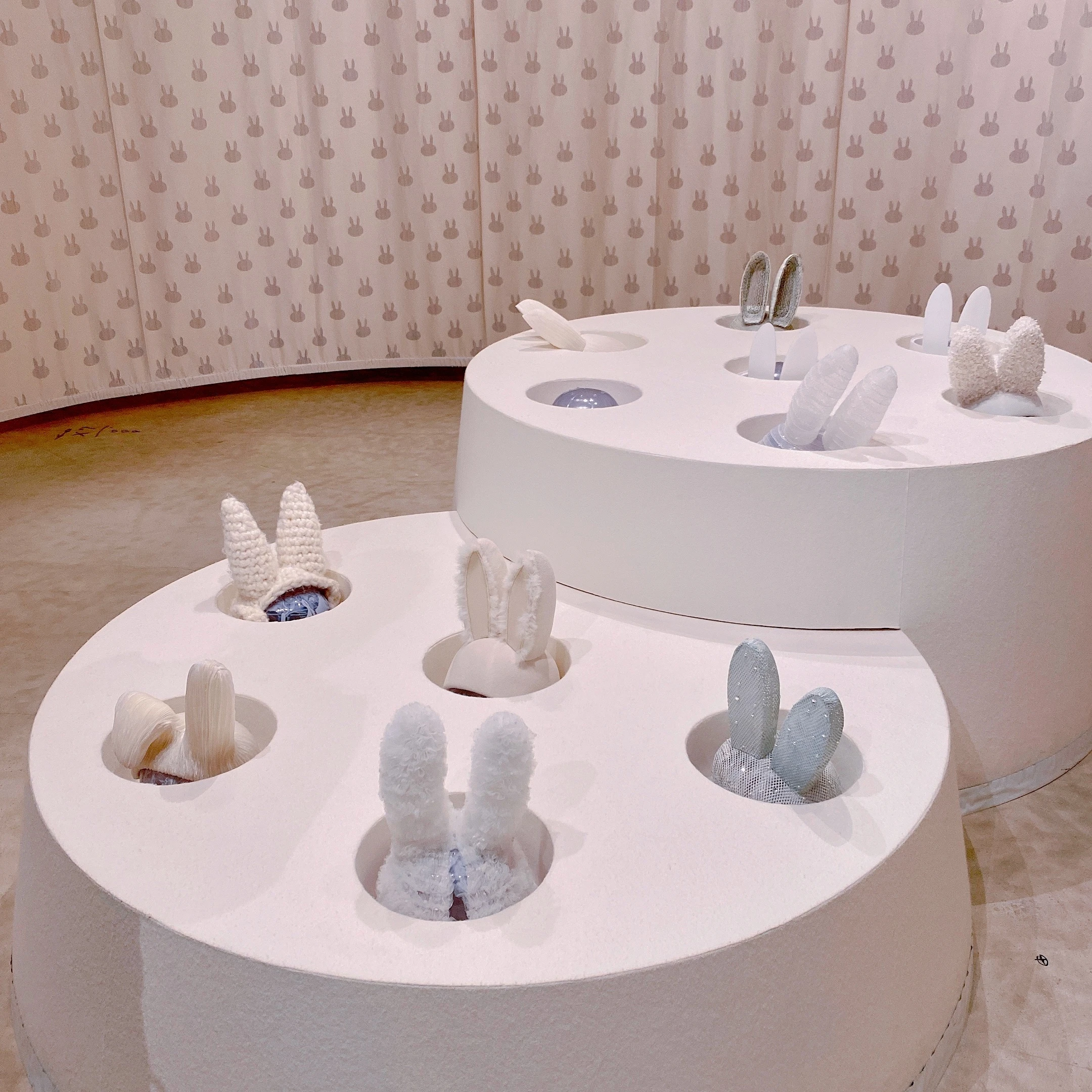 立川で開催中の「ミッフィー展」では、ミッフィーの耳が飾られた展示も