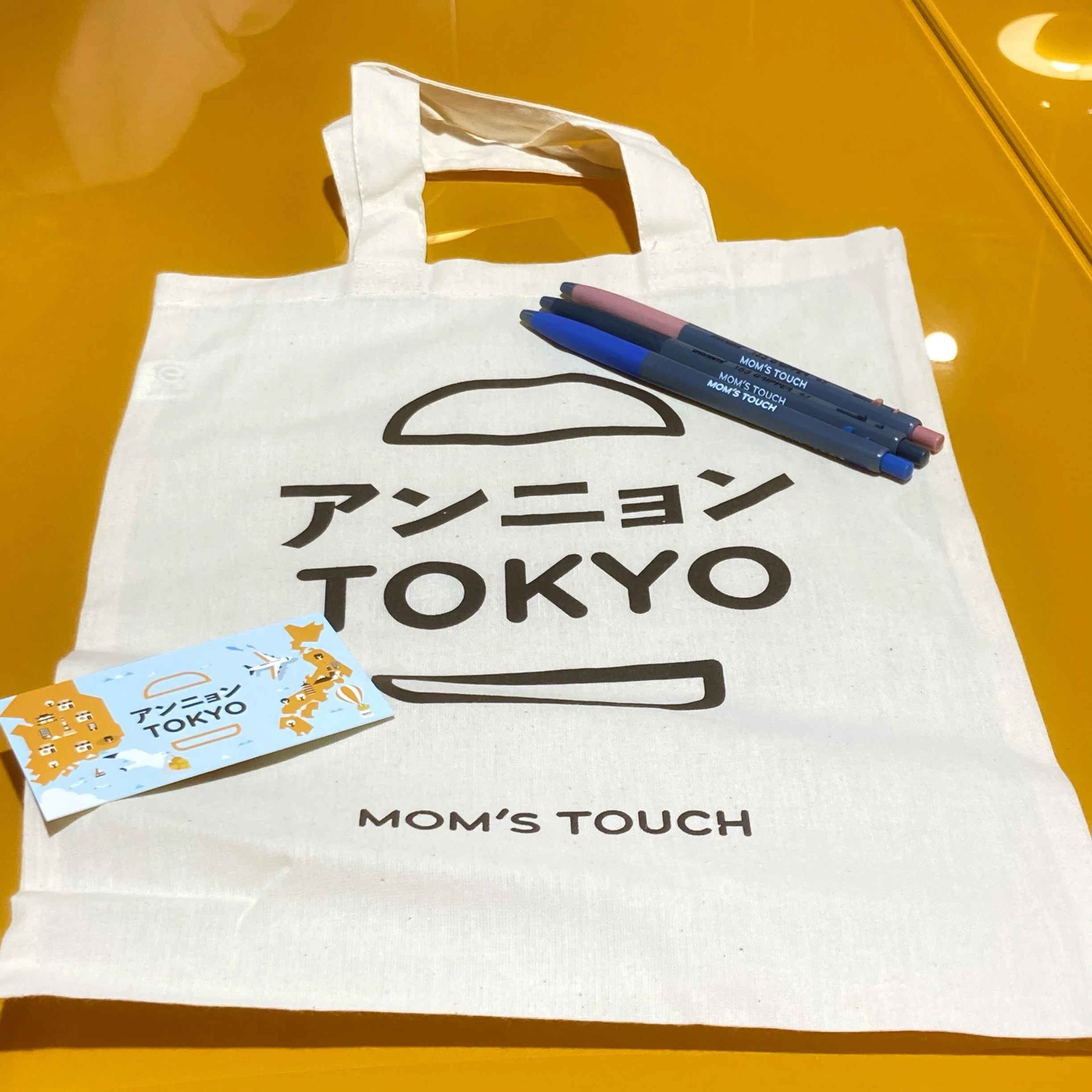 「MOM&#039;s TOUCH TOKYO POP UP STORE」予約特典。「アンニョンTOKYO」と書かれたトートバッグとペン３本。