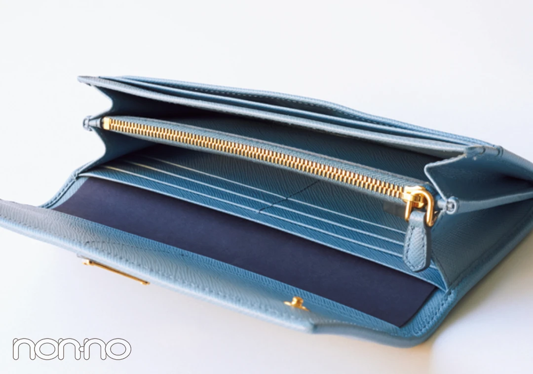 ミニ財布を買うならプラダ♡ 新作のブルーが素敵すぎる！【20歳からの名品】_1_3-2