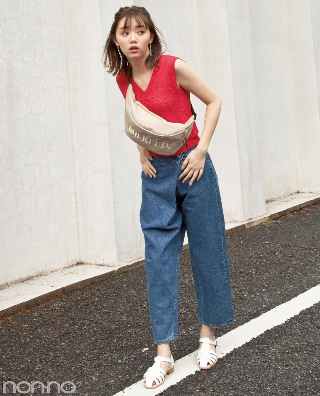 【夏のデニムコーデ】江野沢愛美は、ビッグロゴウエストポーチ×デニムでこなれカジュアルコーデ。