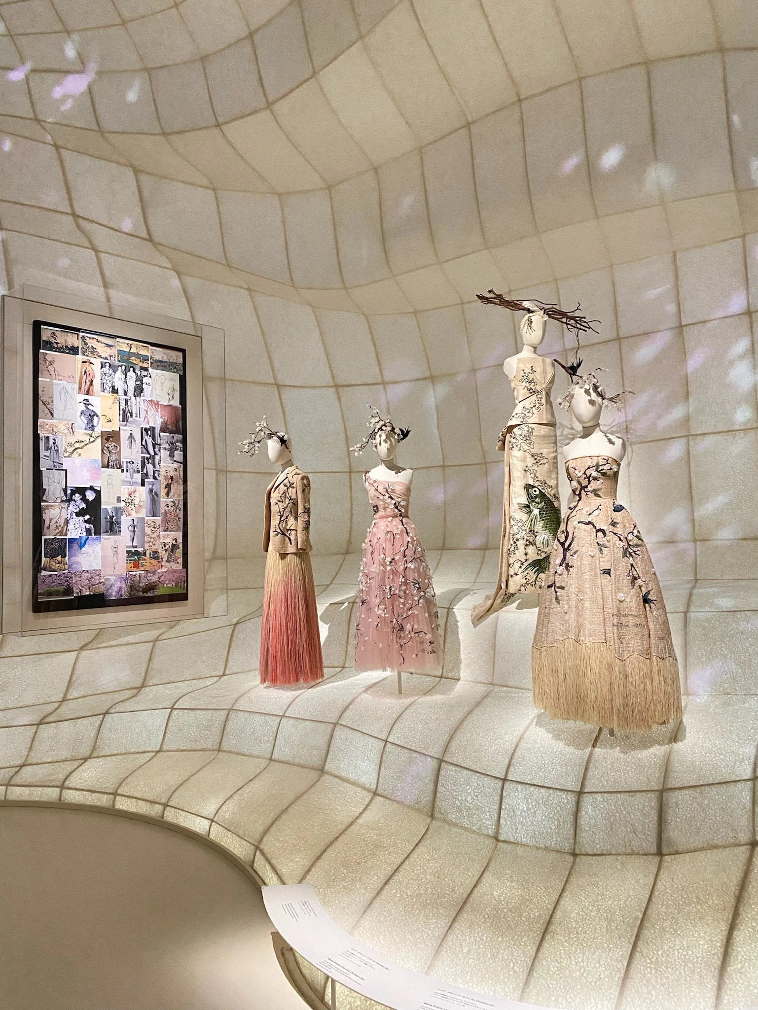 2023年最新海外 Dior展 図録 Christian 展覧会公式図録 Dior アート 