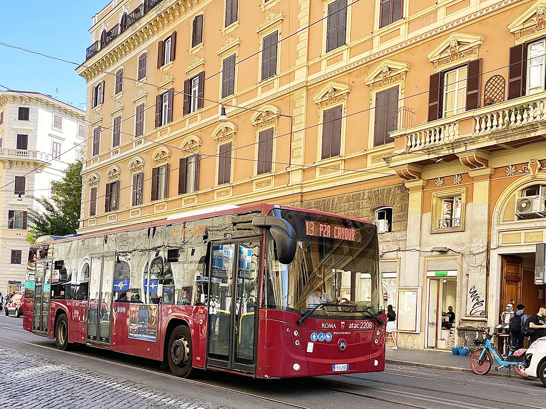 ローマ市内を走るバス。