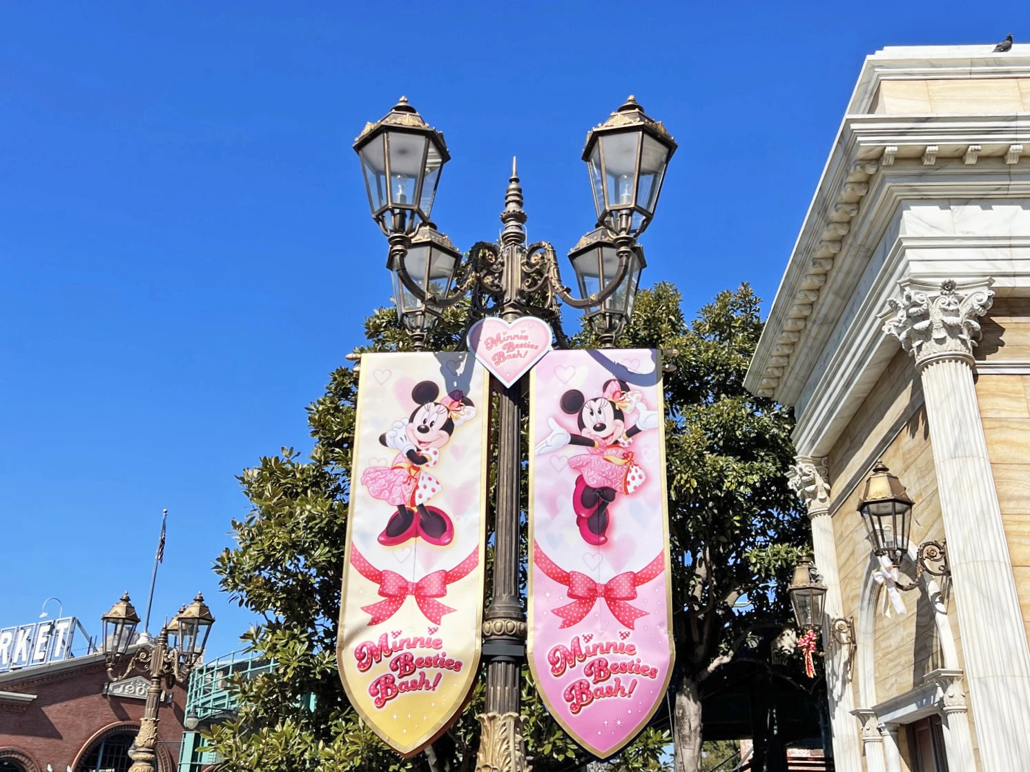 東京ディズニーシー　ミニーマウスのフラッグが飾られた街灯