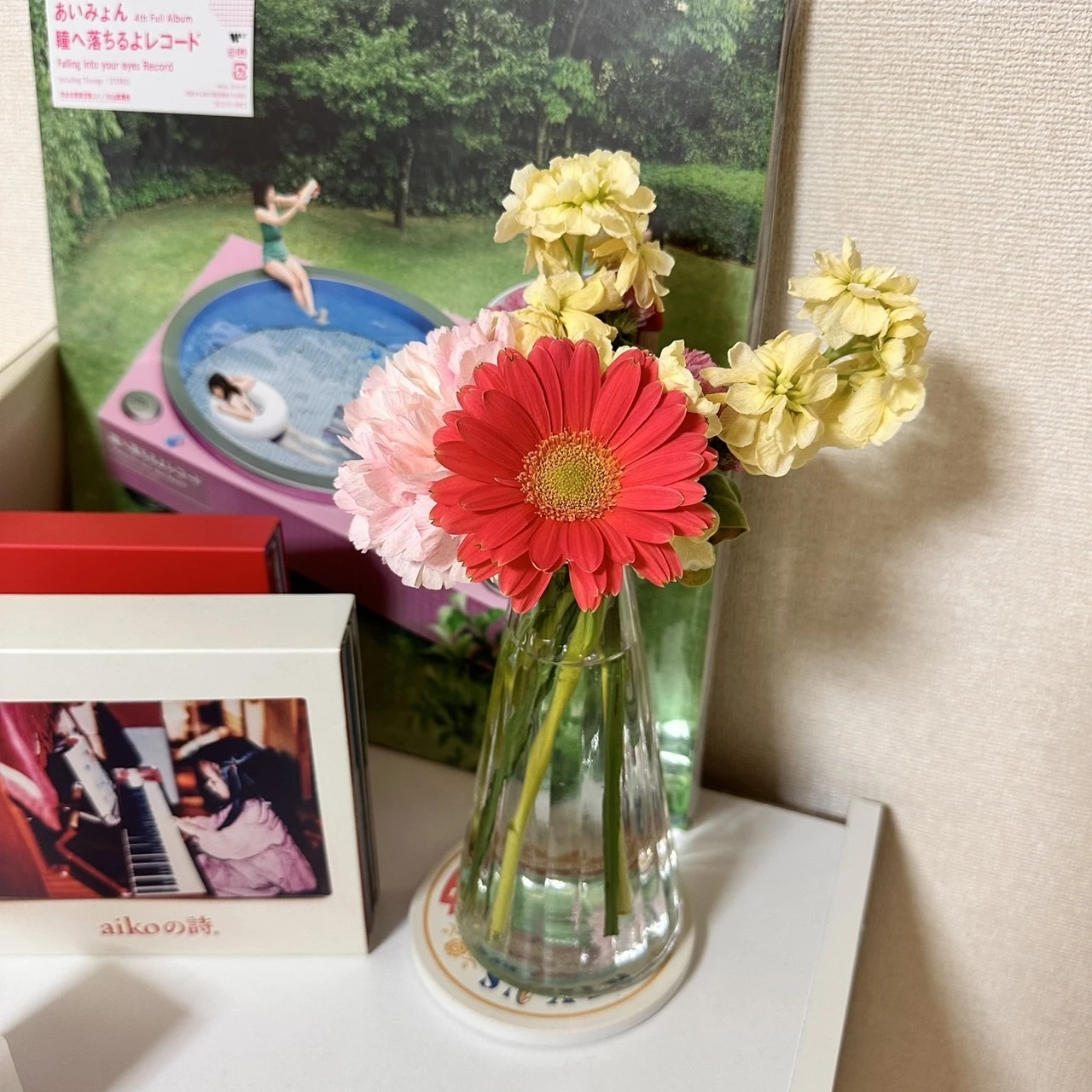 部屋にお花を飾っている写真