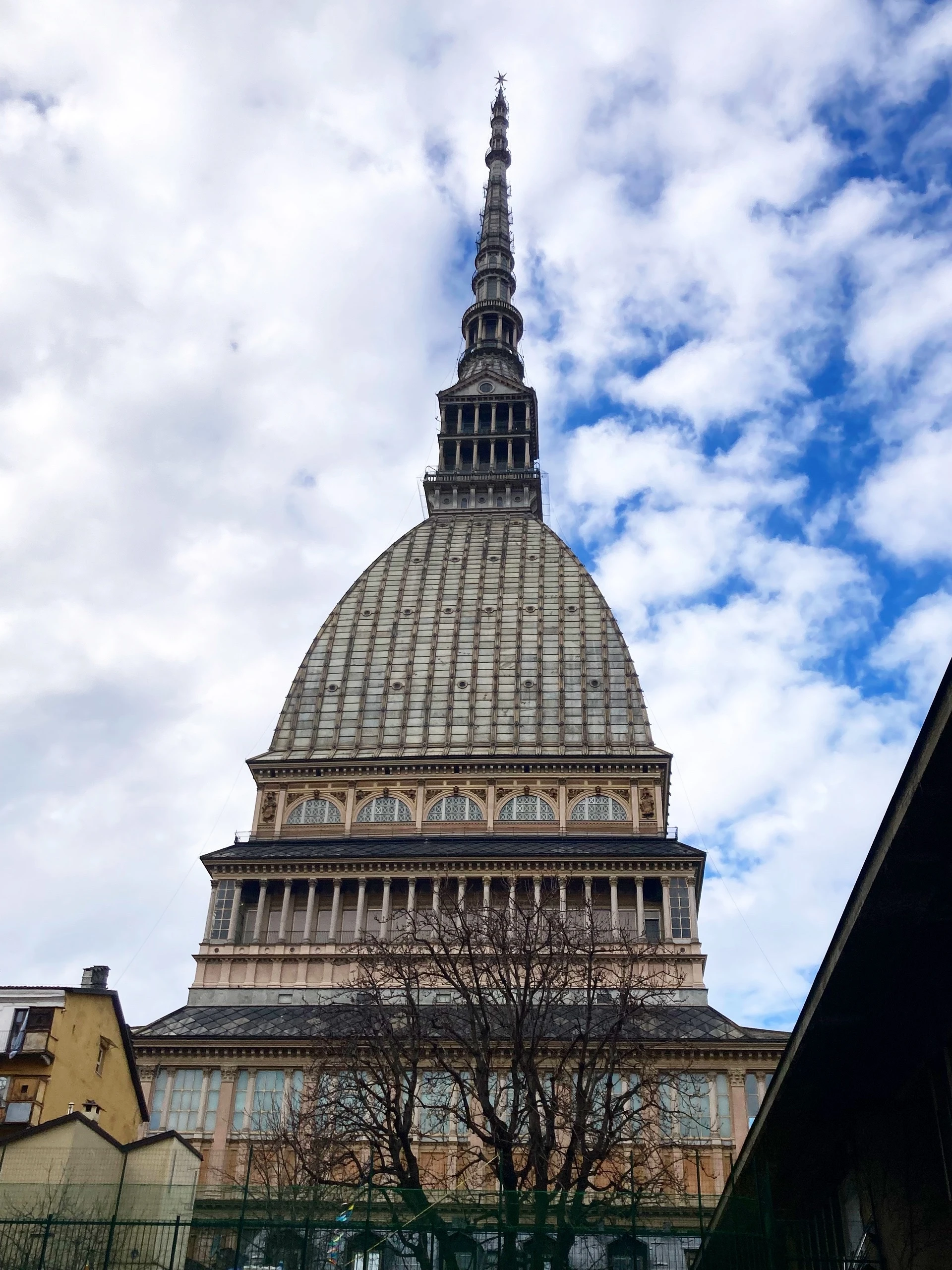 トリノのモーレ（Mole Antonelliana）。ドーム型の建物のてっぺんから塔が伸びているような形。