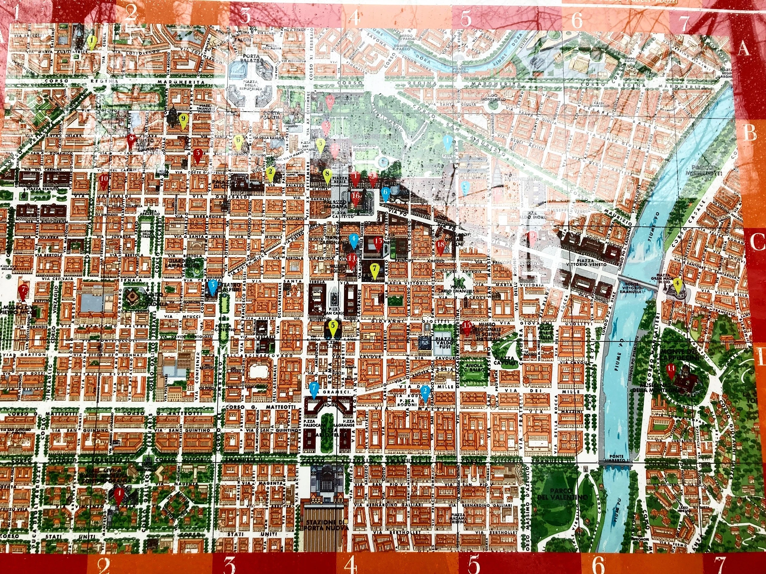 トリノの中心街近くにある、トリノの地図。格子状に道路が走っている。