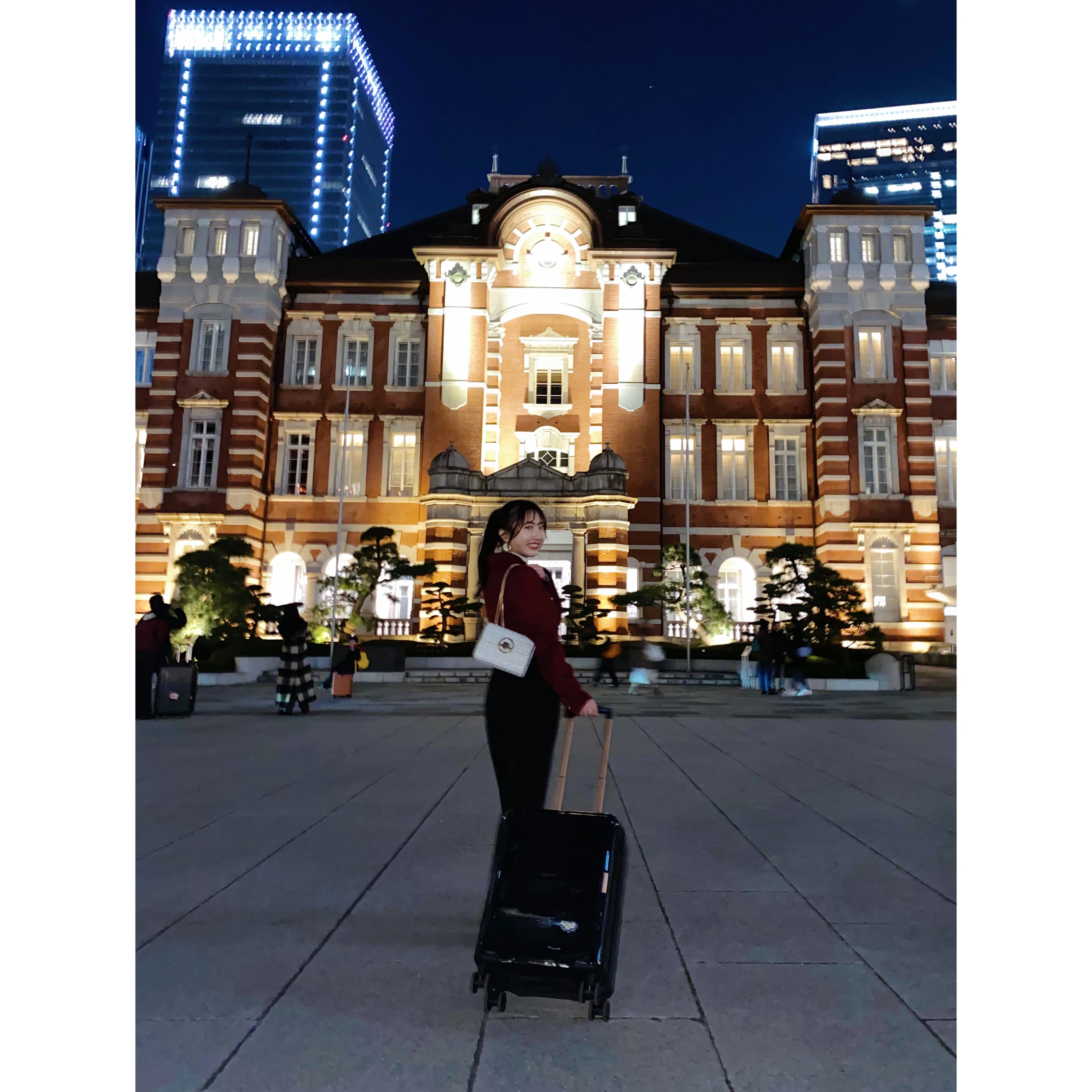 東京駅　スーツケース　夜