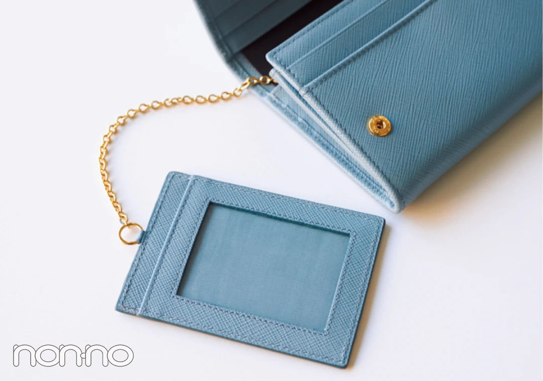 ミニ財布を買うならプラダ♡ 新作のブルーが素敵すぎる！【20歳からの名品】_1_3-3