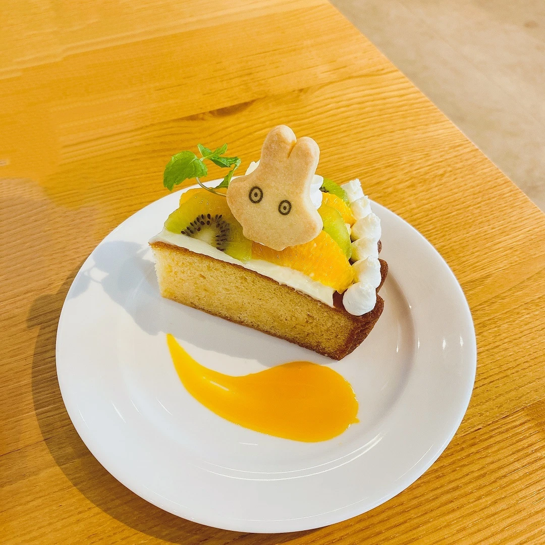 立川で開催中の「ミッフィー展」のカフェメニュ「おばけミッフィーのケーキ」