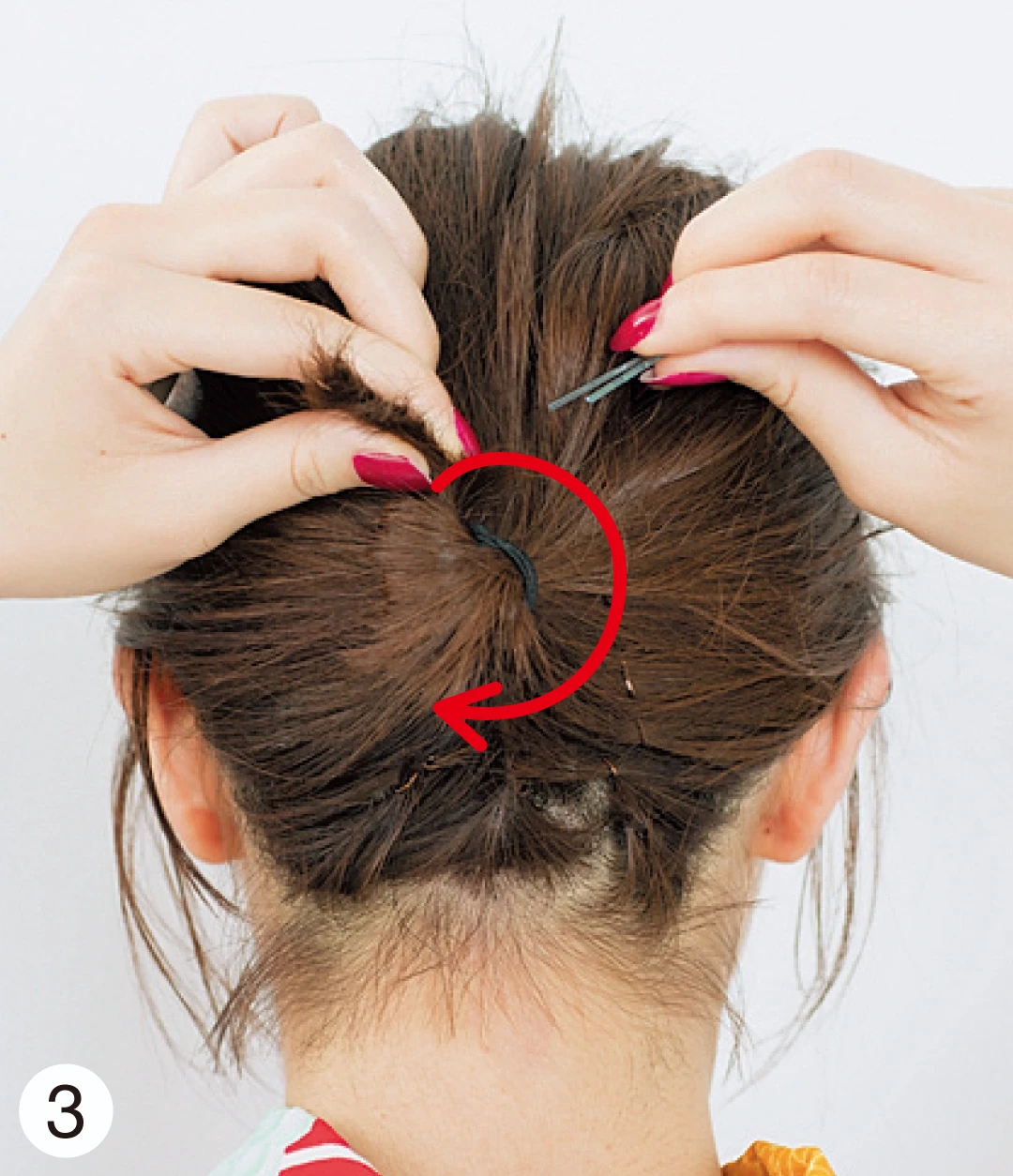 １で結んだ部分の毛束をねじり、ゴムの部分に巻きつけ、何か所かピンで固定する。髪飾りをバランスよくつけたら出来上がり！