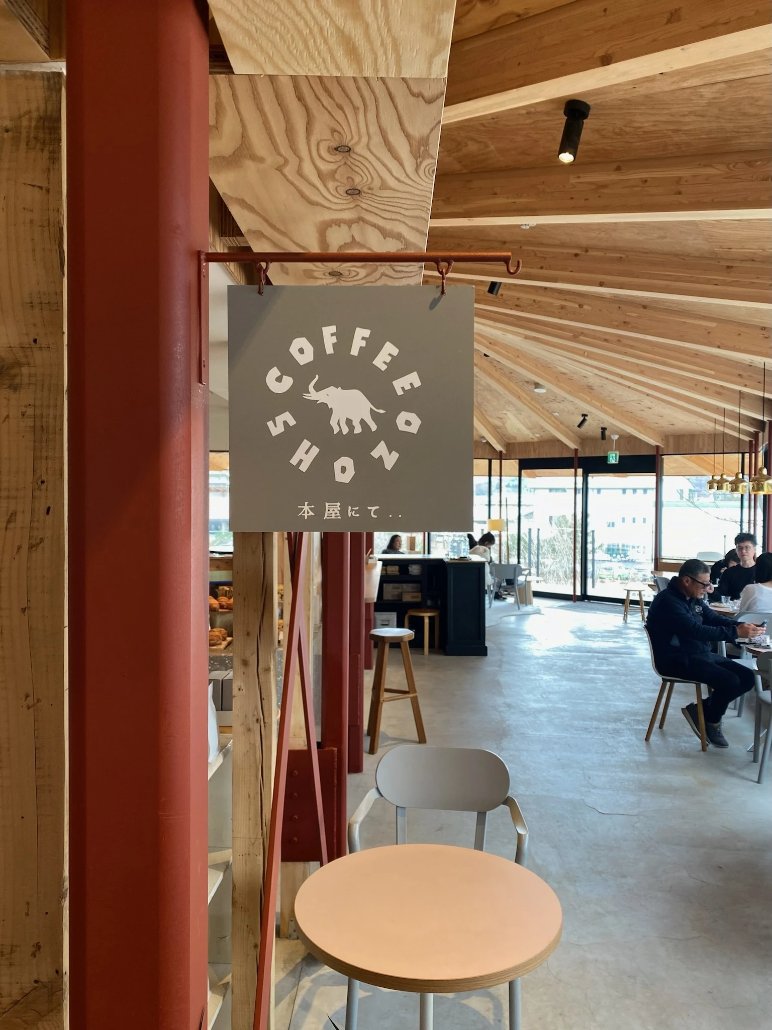 『Karuizawa Commongrounds軽井沢コモングラウンズ）』の一角にある「軽井沢書店　中軽井沢店」の店内。併設されたカフェ「SHOZO COFFEE」の看板。