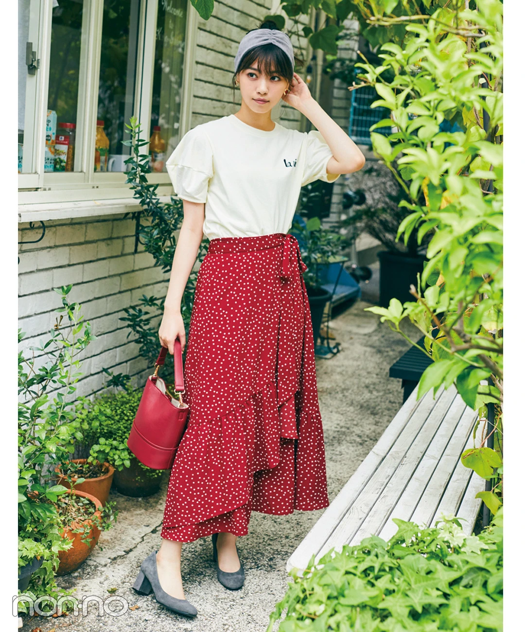 西野七瀬は存在感抜群の赤スカートを白Tシャツでカジュアルに【毎日コーデ】