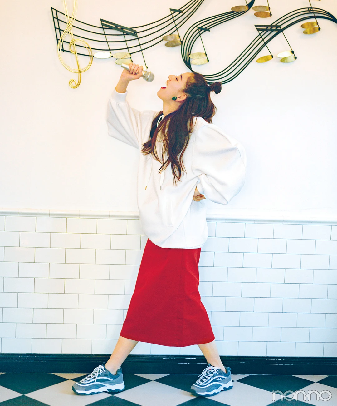 新木優子は赤のロングタイトスカートで、ハッピー感満点コーデ！【毎日コーデ】_1_1