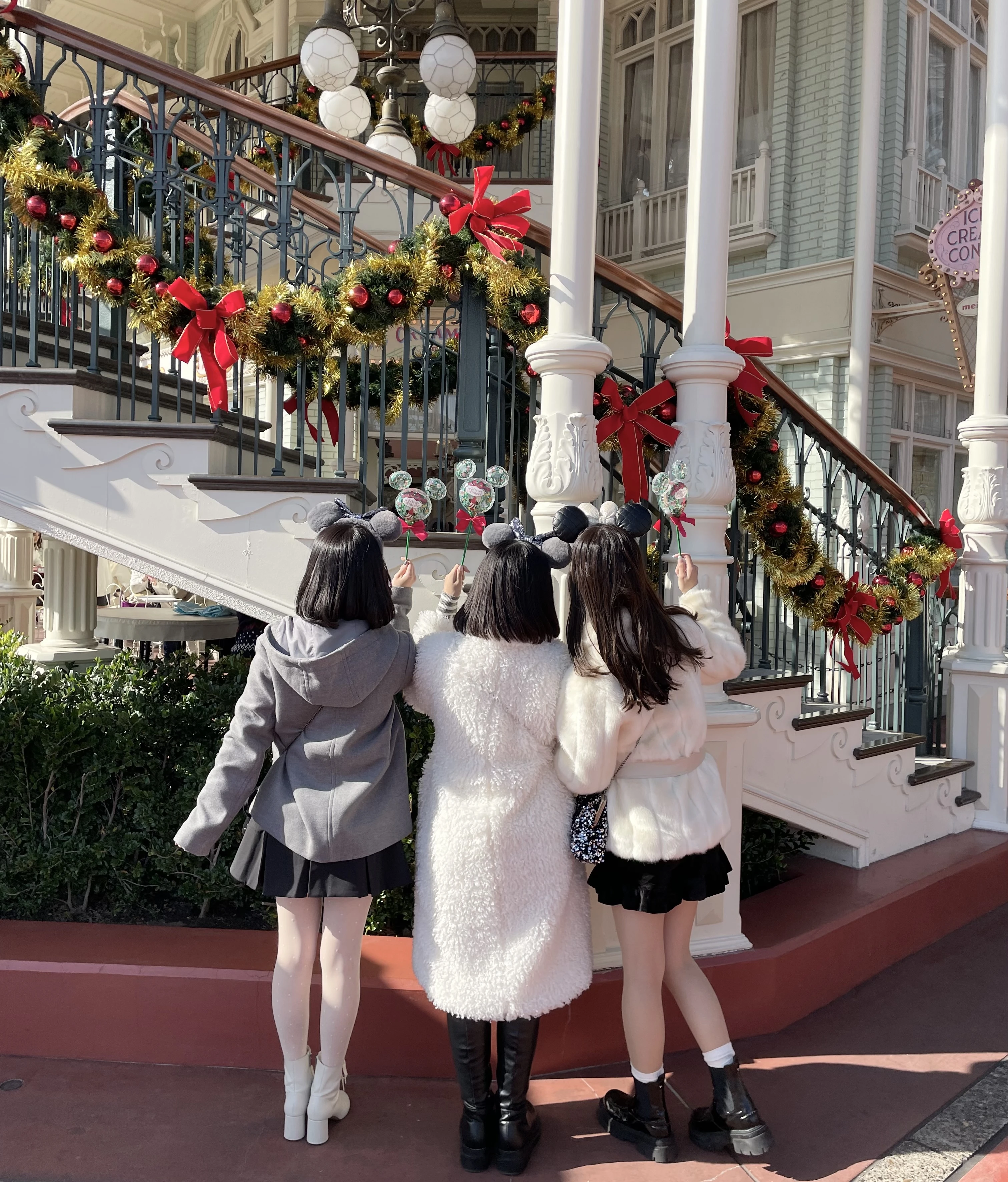 ディズニーランドで撮ったクリスマスムードを背景に3人の後ろ姿