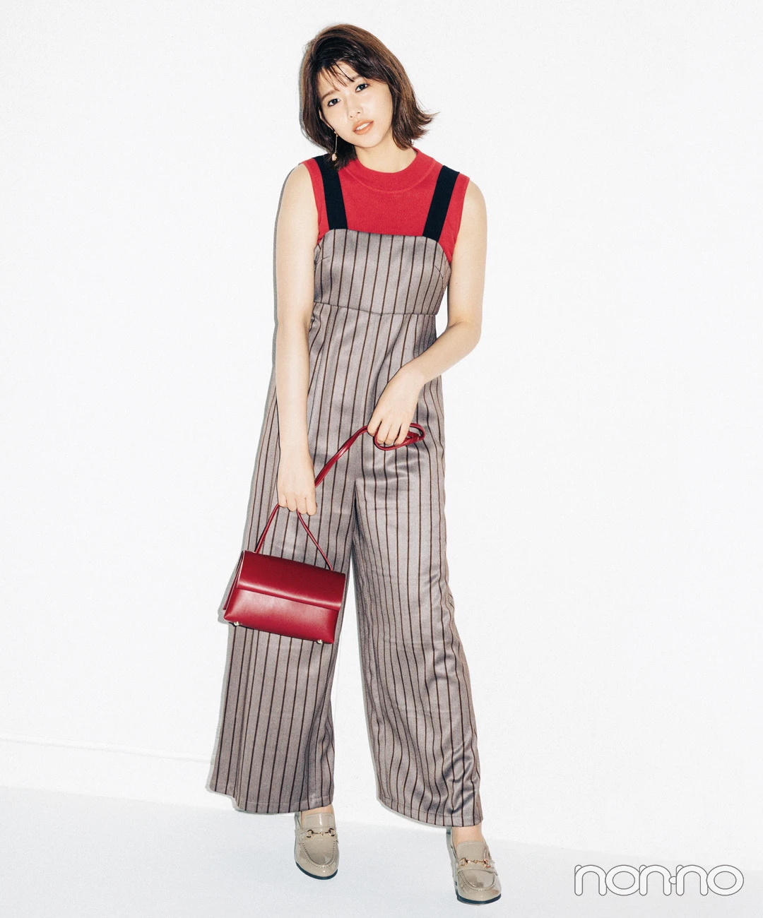 【赤ニットコーデ】高田里穂は、マドラスチェックのスカートで飾らないオシャレを満喫