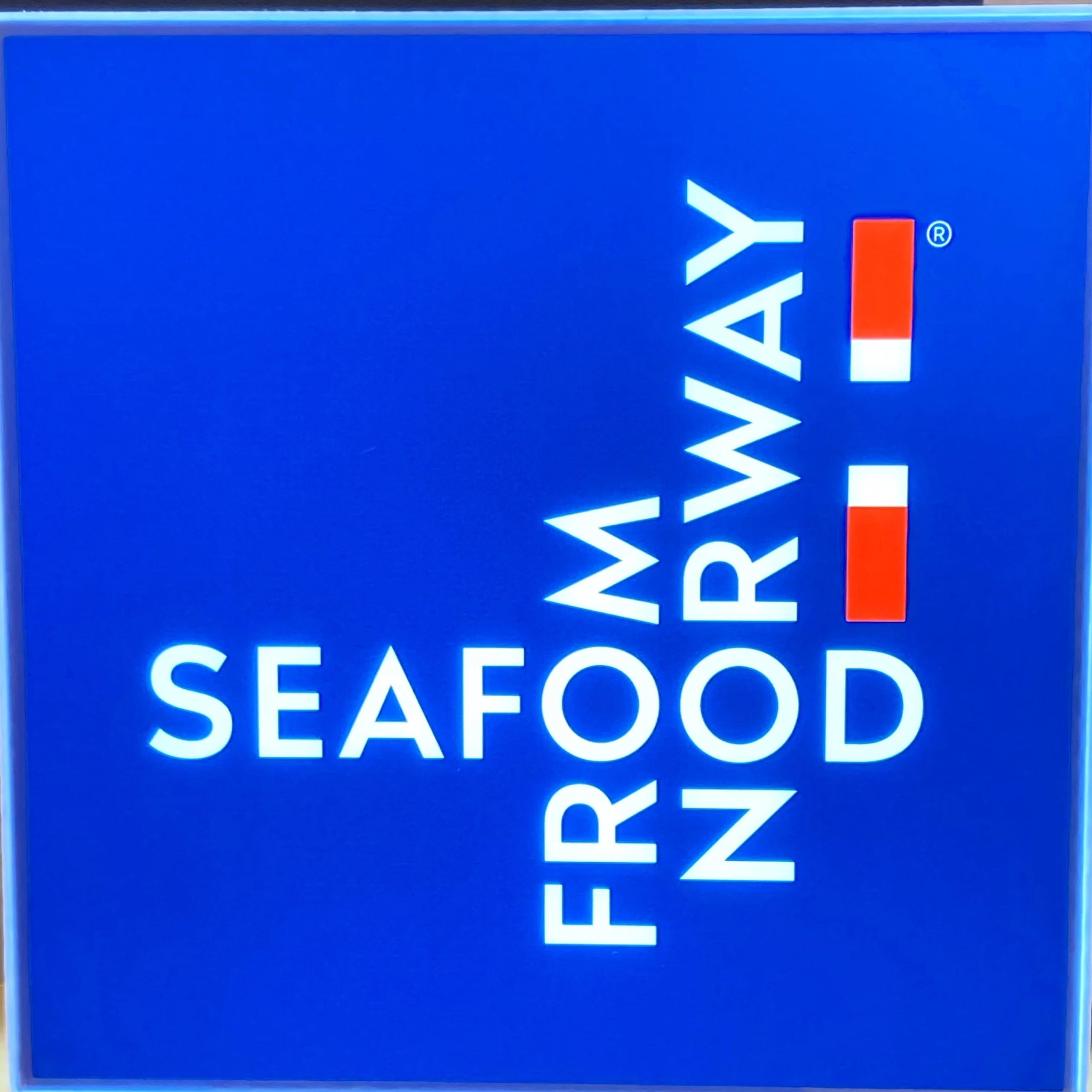 「さも、肉屋」ネオンサイン。SEAFOOD FROM NORWAYの文字デザイン。