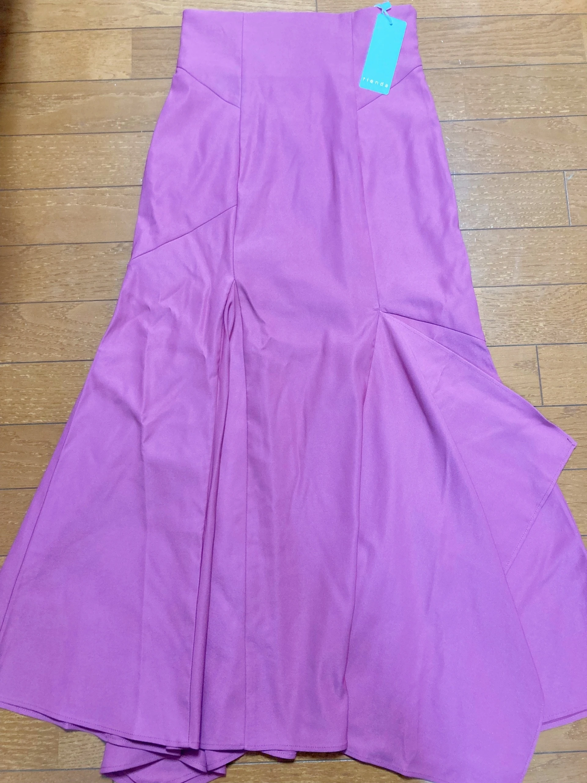 『rienda』パープルピンクのマーメイドスカート。