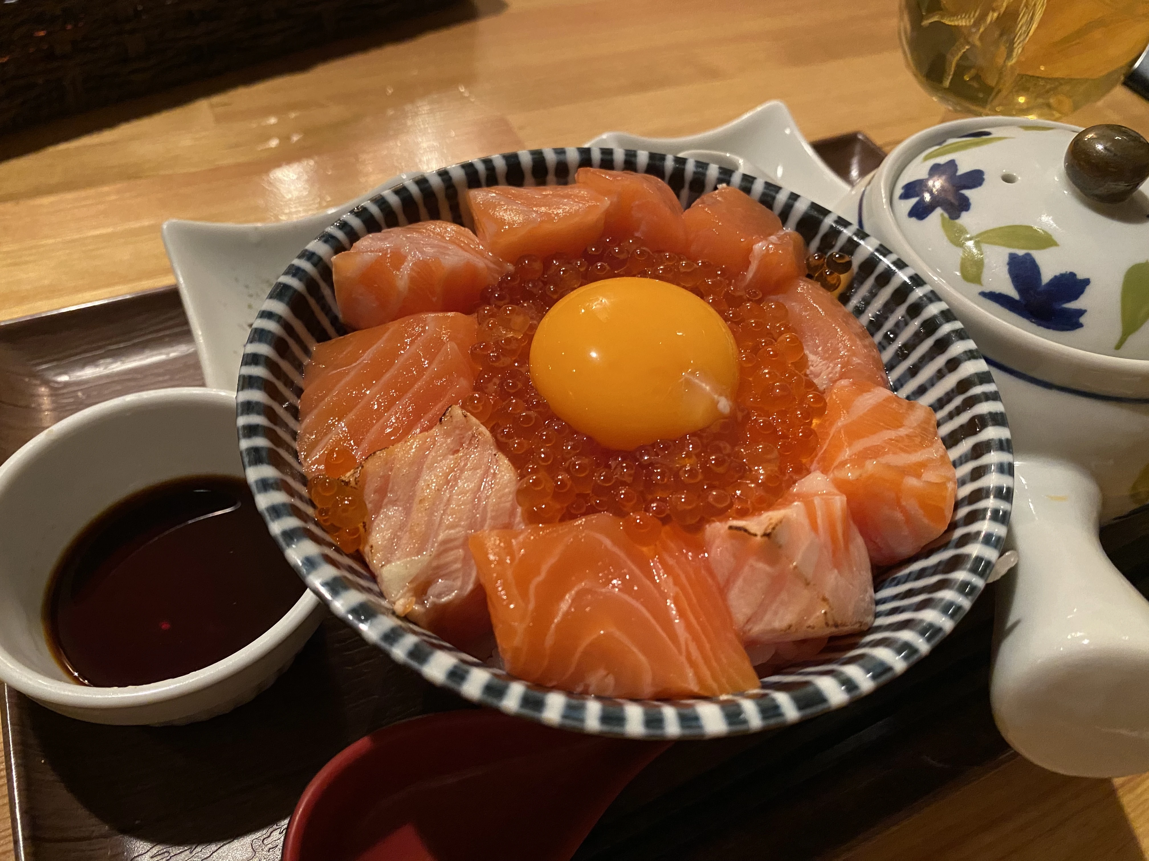 UMIバル 炙りサーモン丼