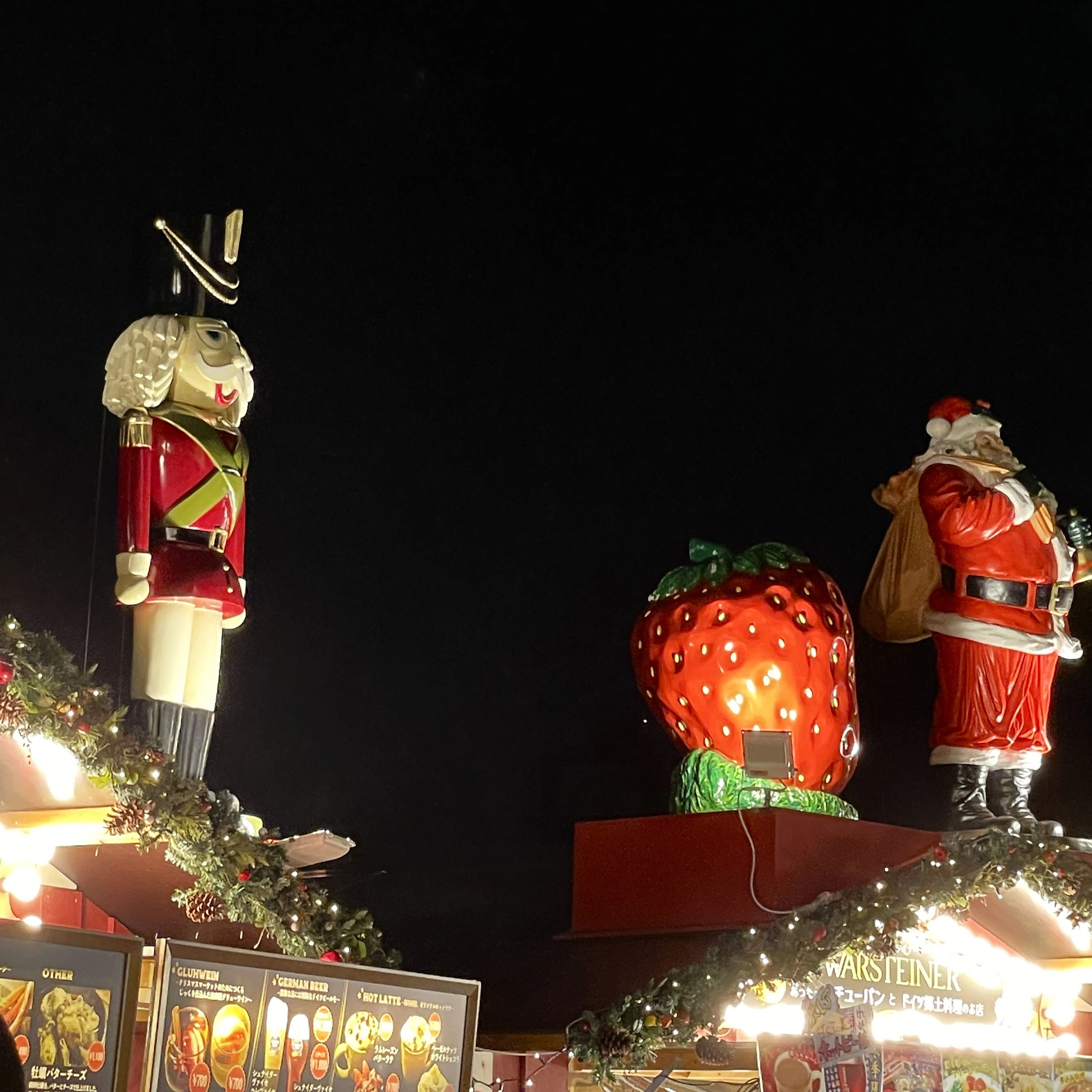 横浜赤レンガ倉庫のクリスマスマーケット　モミの木やくるみ割り人形、サンタクロースが屋根の上にデコレーション。