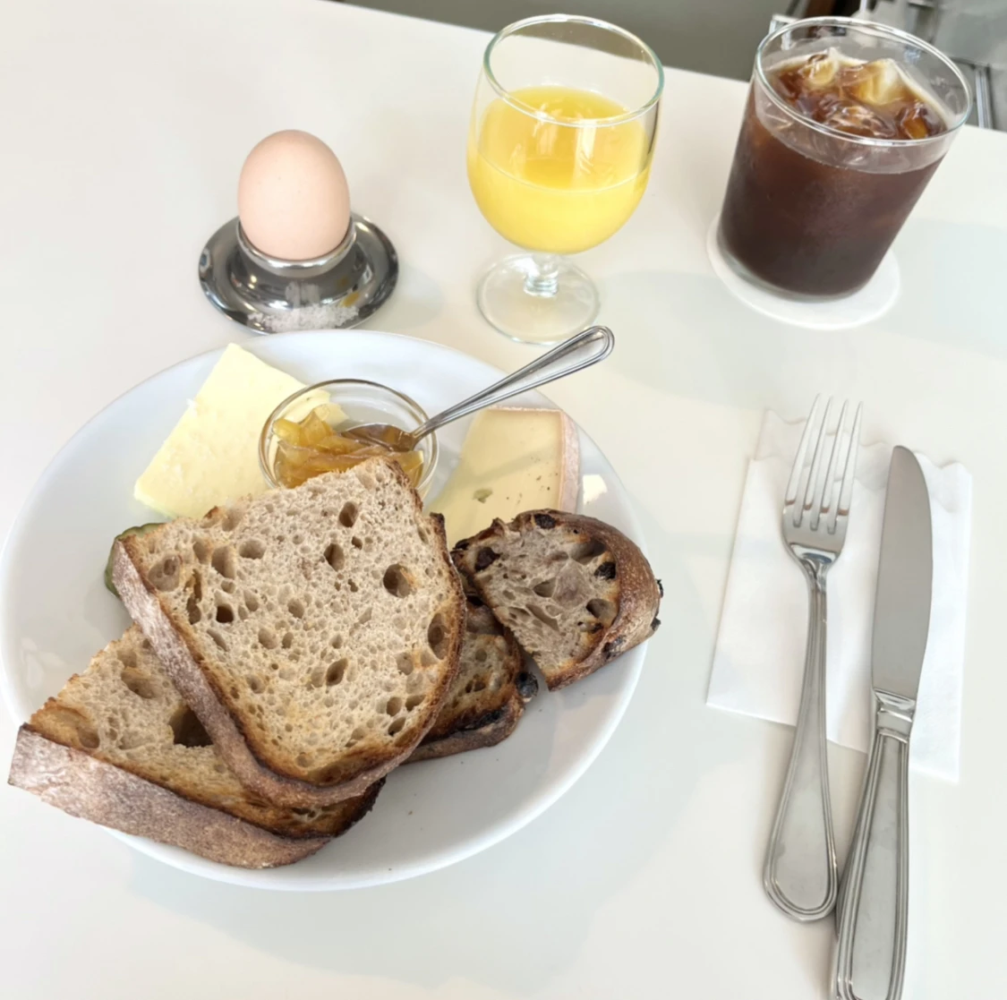 　パン、ゆで卵、コーヒーなどシンプルなブランチ