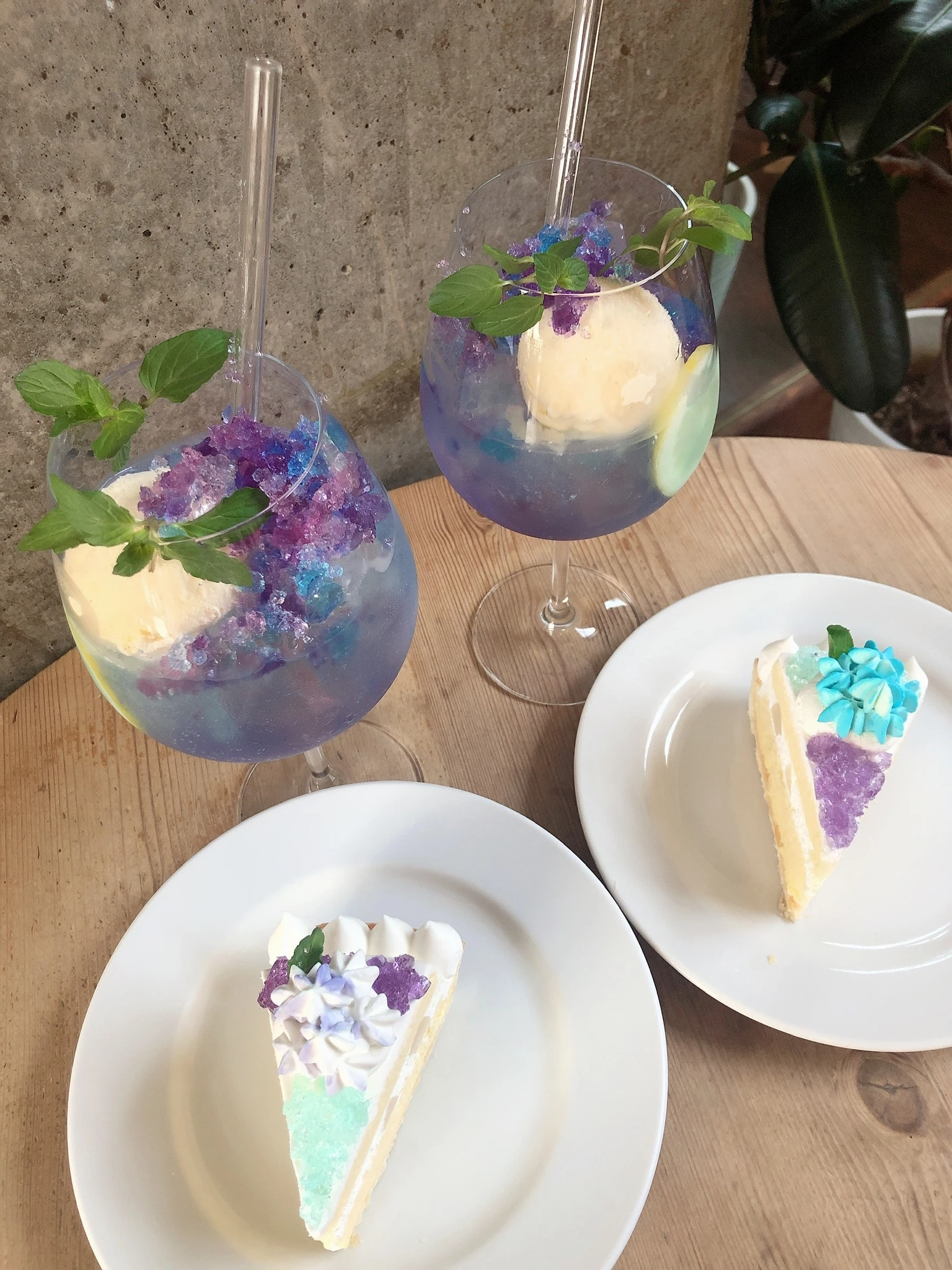 紫陽花のケーキとクリームソーダ