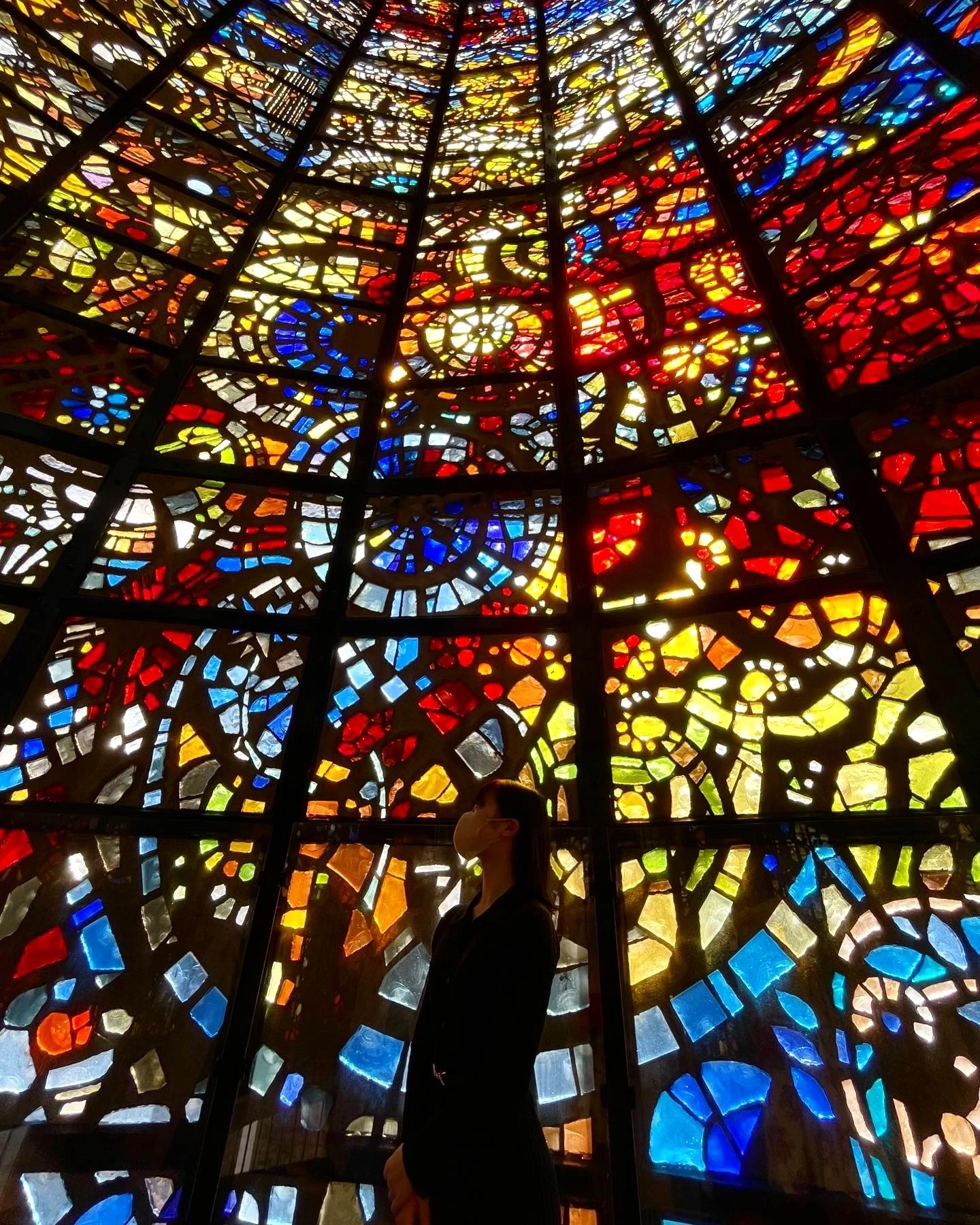 箱根のガラスの森美術館。ステンドグラスの塔の内部。