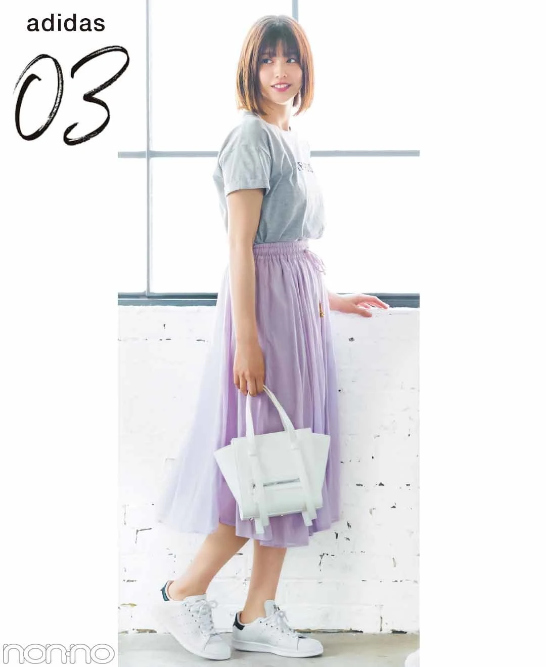 【夏のスニーカーコーデ】江野沢愛美渡邉理佐のTシャツのデイリーコーデは、辛口レザーで大人カジュアル。