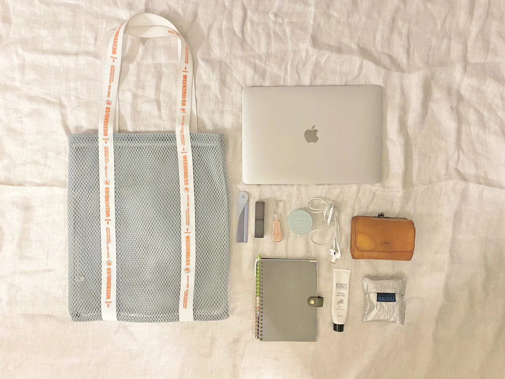 WEEKEND（ER）のバッグ、MacBook Air、gentenのお財布、threeのリップ、BAGGUのエコバック、イヤホン、イニスフリーのフェイスパウダー、ノート
