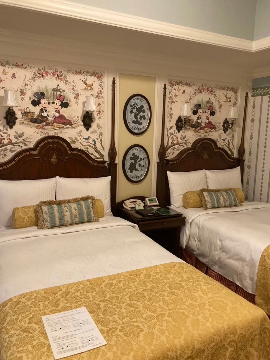 ディズニーランドホテルの客室のベッド