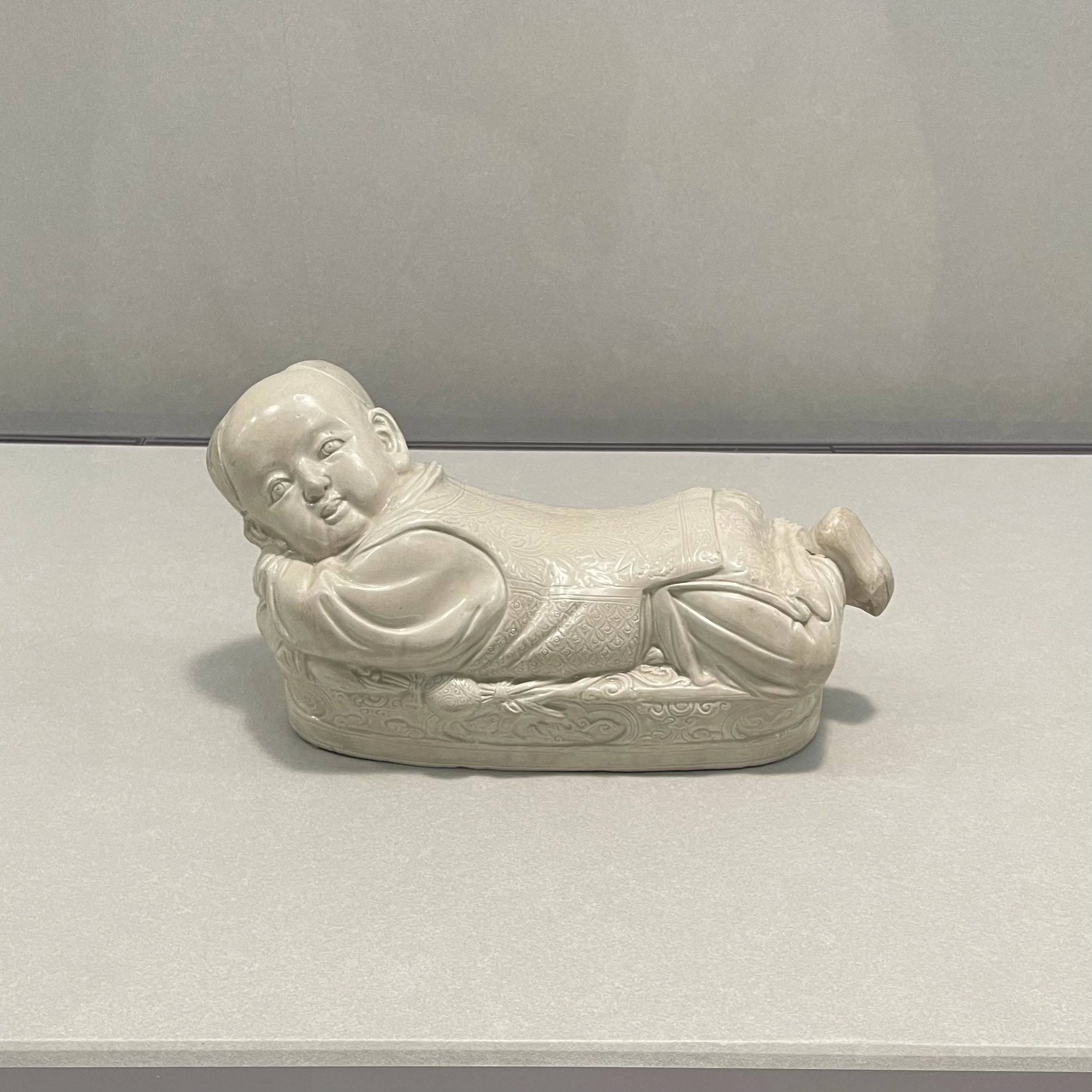 台湾　台北　故宮博物院　白磁嬰児枕