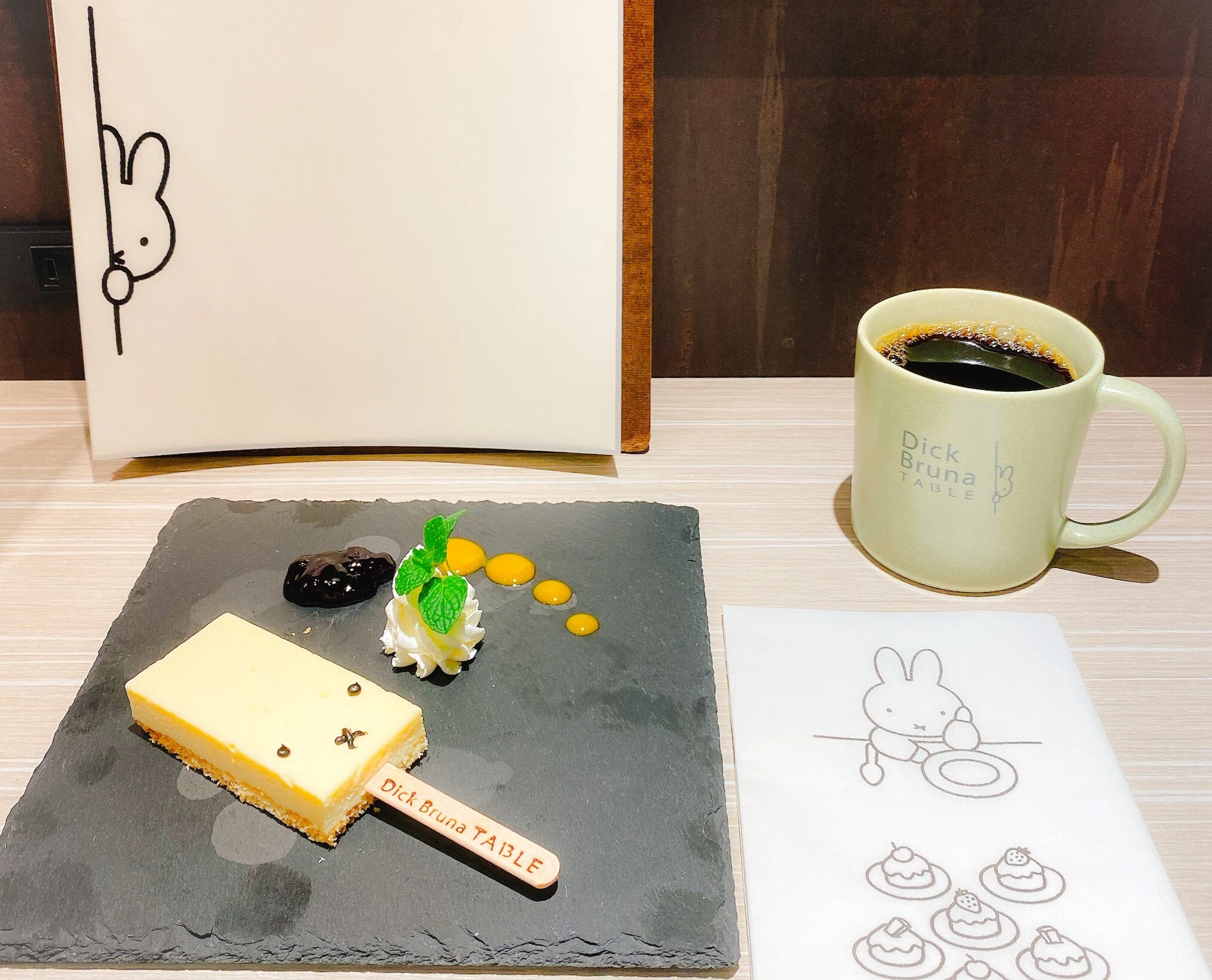  ディック・ブルーナ テーブル 横浜でいただいた「ミッフィーチーズケーキバー」。食器もかわいい。