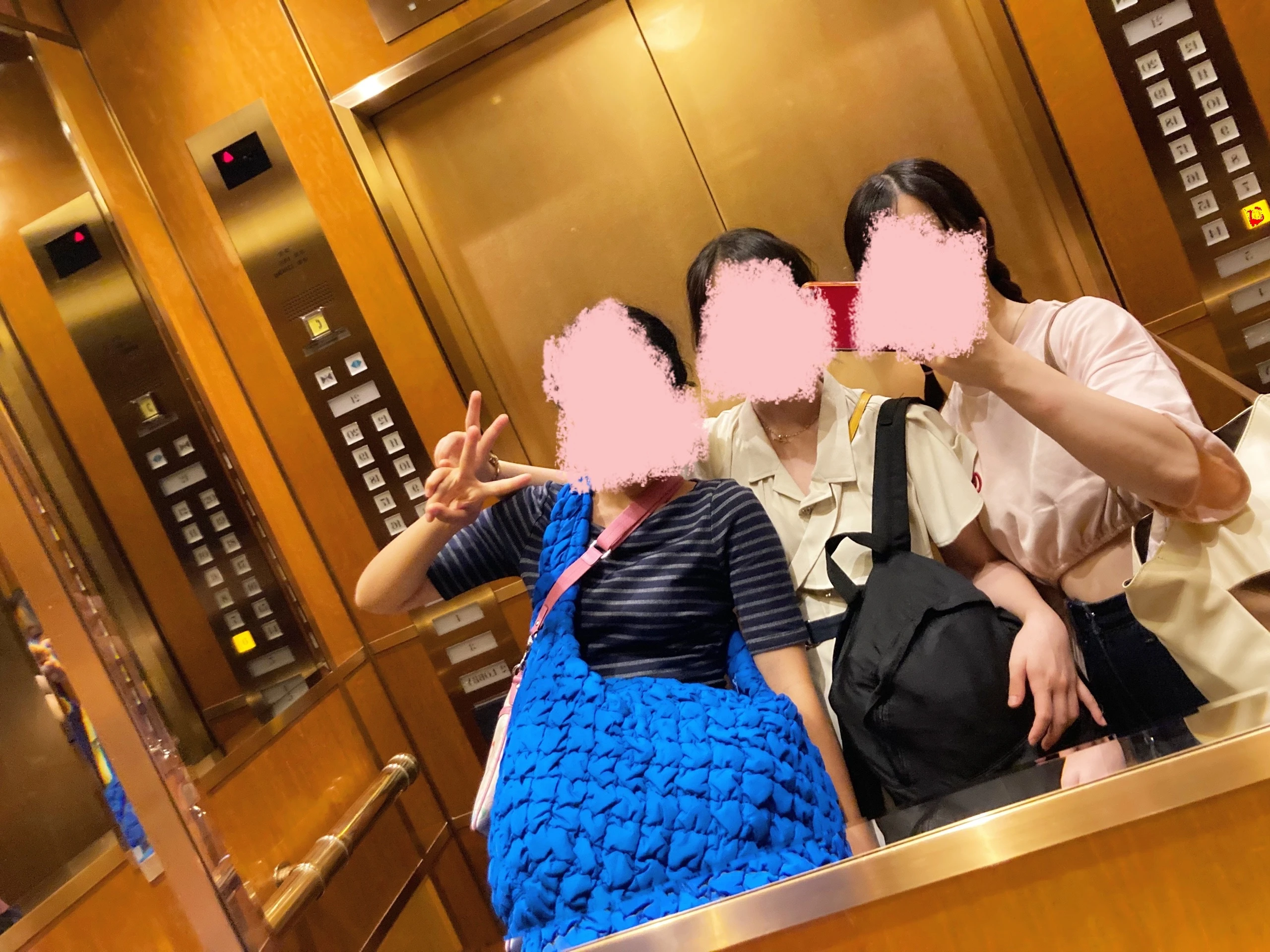 ホテル イースト21東京。大荷物の女性３人。