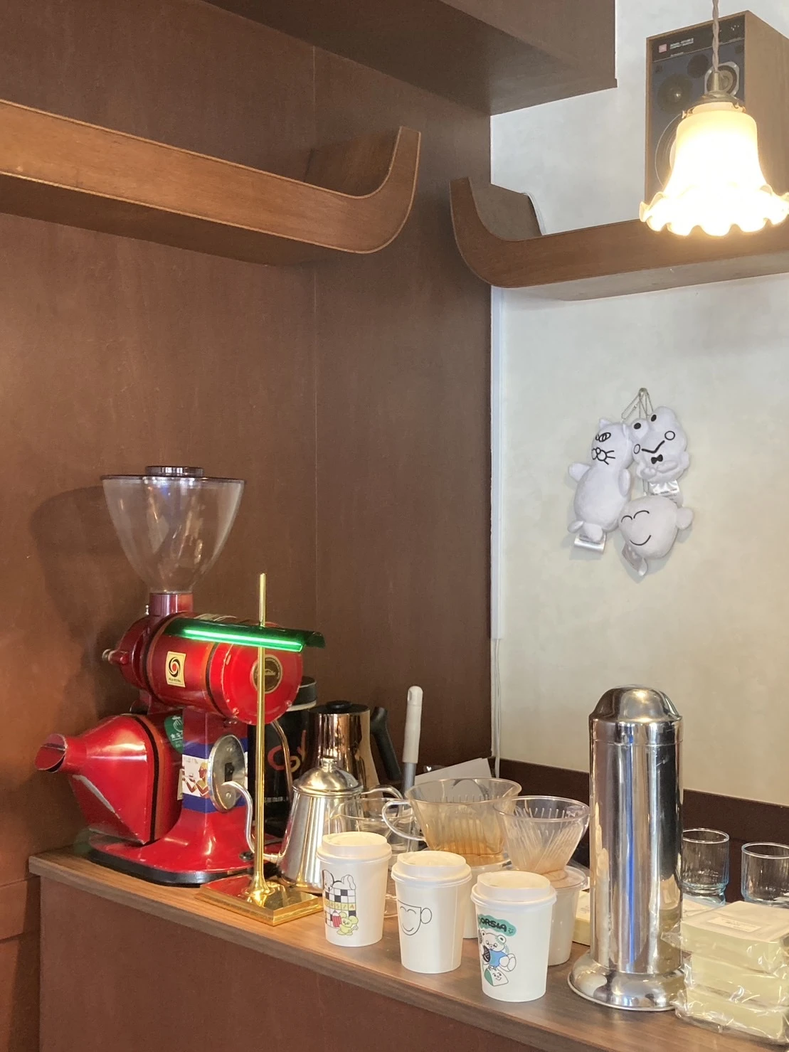 赤いコーヒーマシンなどが置いてありおしゃれな雰囲気の店内の画像。