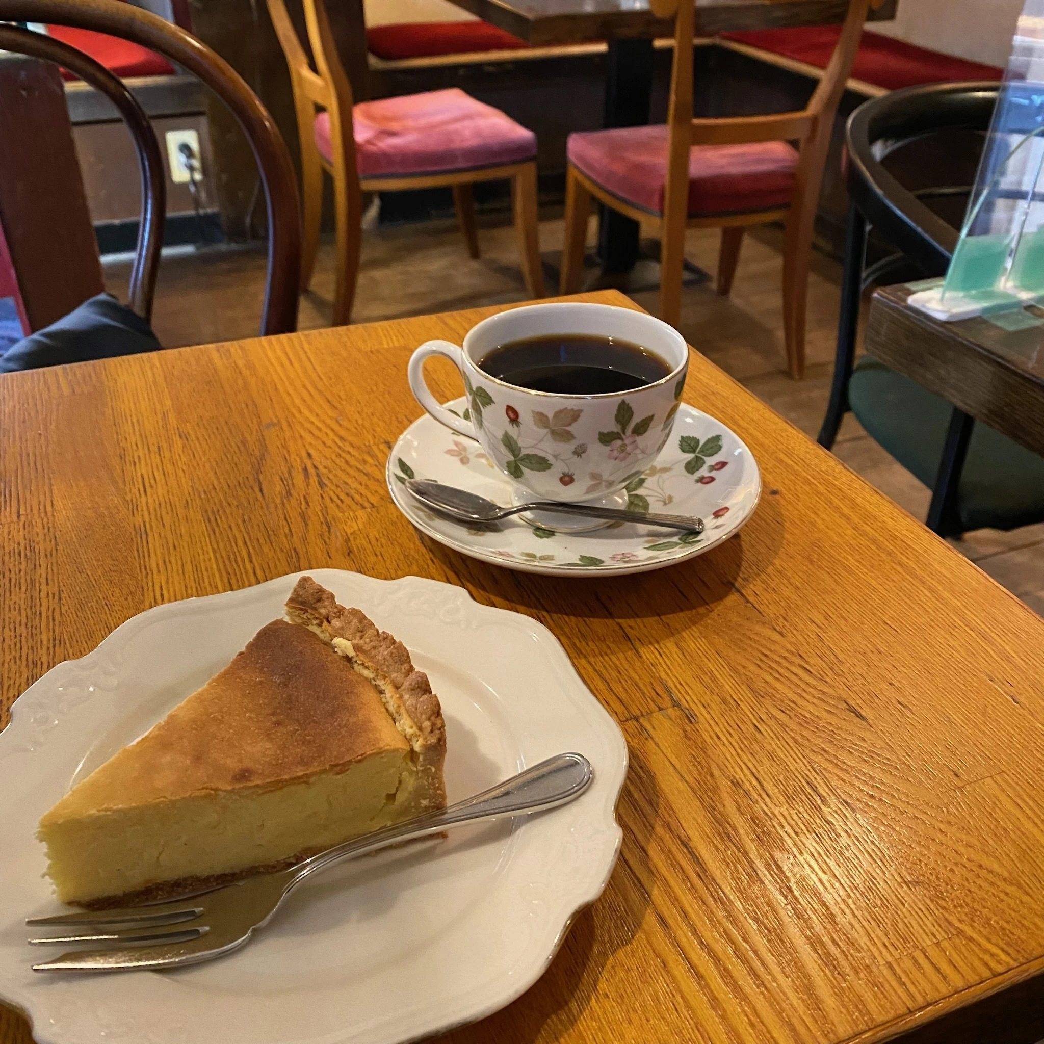 早稲田駅の近くにある喫茶店「cafe GOTO」のベイクドチーズケーキ