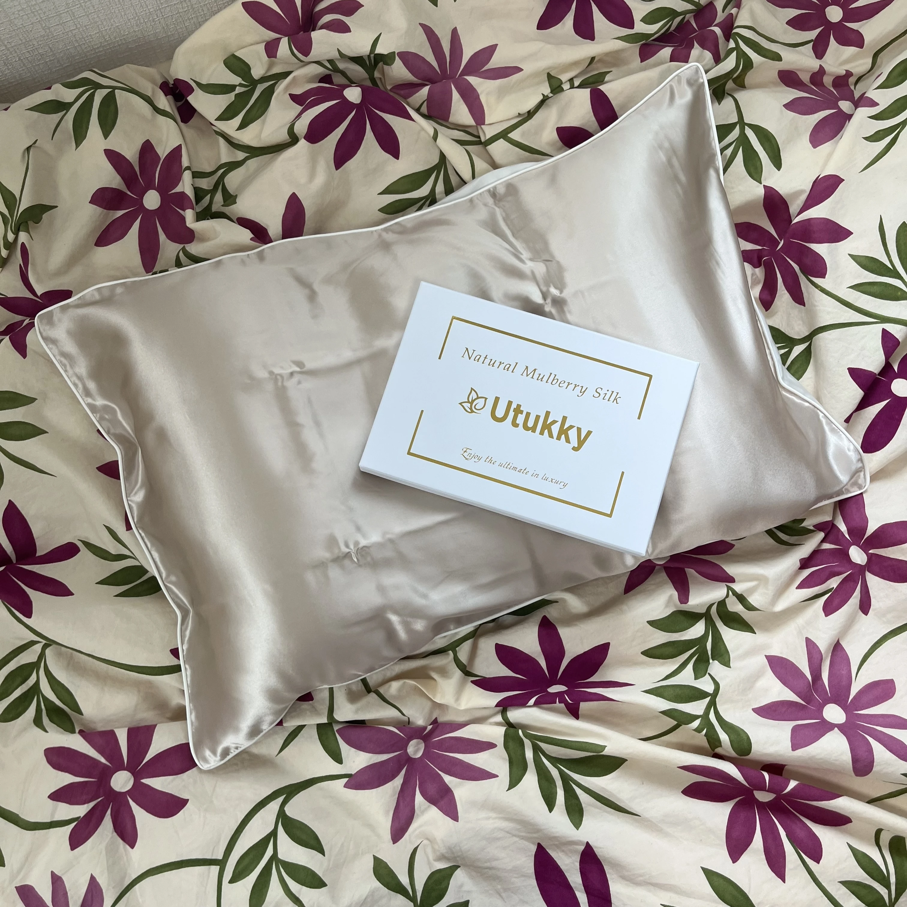 Utukky シルク枕カバー価格:¥3780/サイズ:43×63cm /カラー:シャンパン